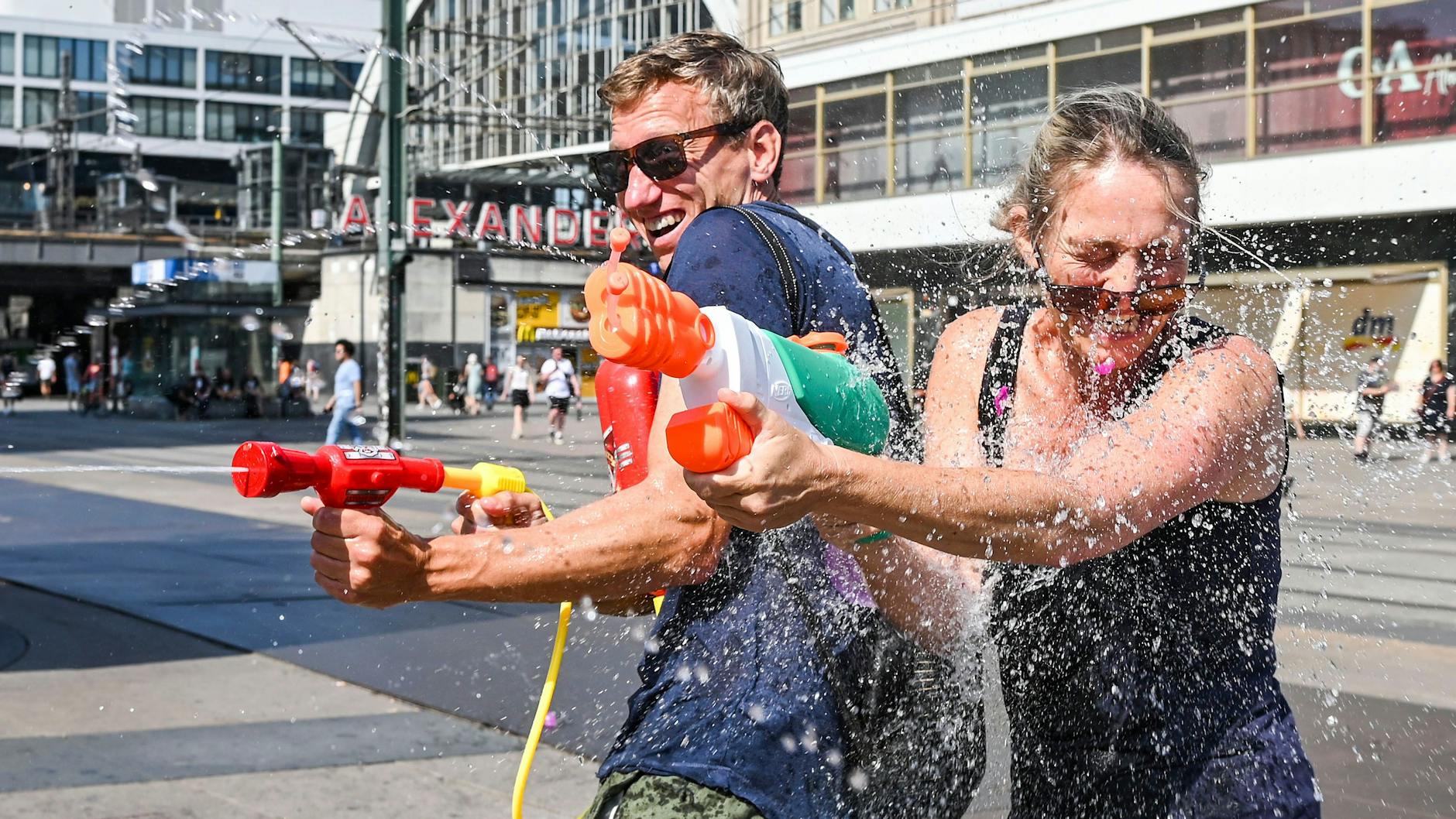 Martin (38) und Silke (52), Lehrer aus Heidelberg, dachten, sie hätten die Oberhand – doch wir hatten ihren Schülern heimlich Wasserbomben gegeben ...