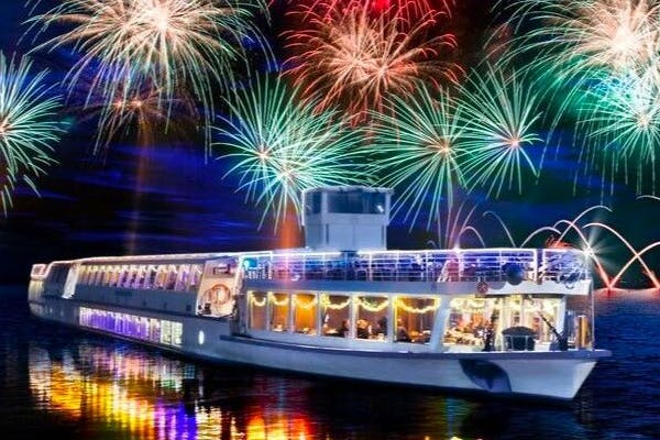 Musik, Tanz und ein leckeres Buffet zum Jahresausklang: unsere Schiffstour „Silvesterparty“