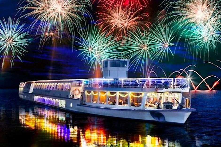 Musik, Tanz und ein leckeres Buffet zum Jahresausklang: unsere Schiffstour „Silvesterparty“