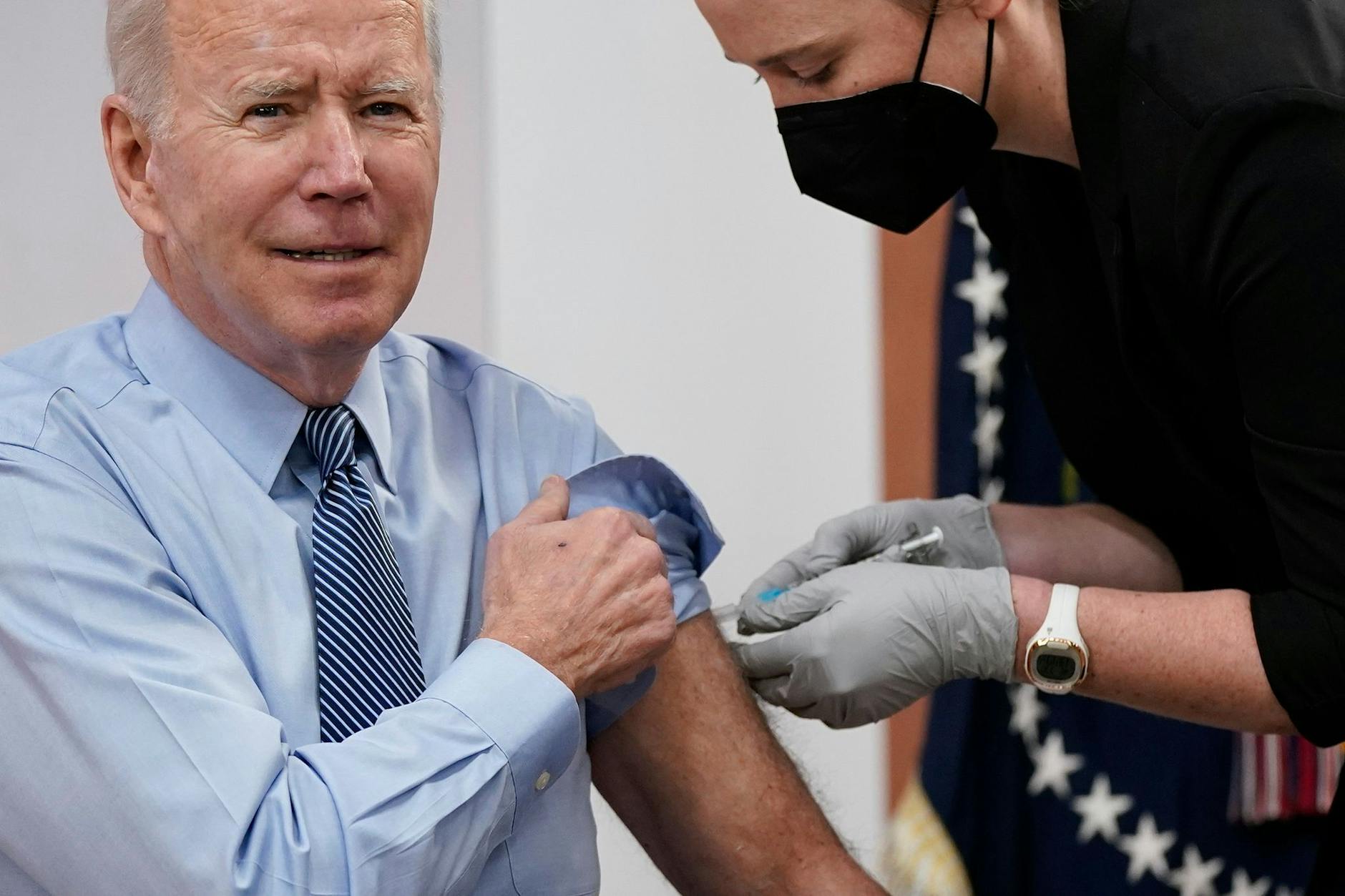 ARCHIV - «Sehr milde Symptome»»: Ende März erhielt Joe Biden vor laufenden Kameras eine zweite Auffrischungsimpfung gegen das Coronavirus.