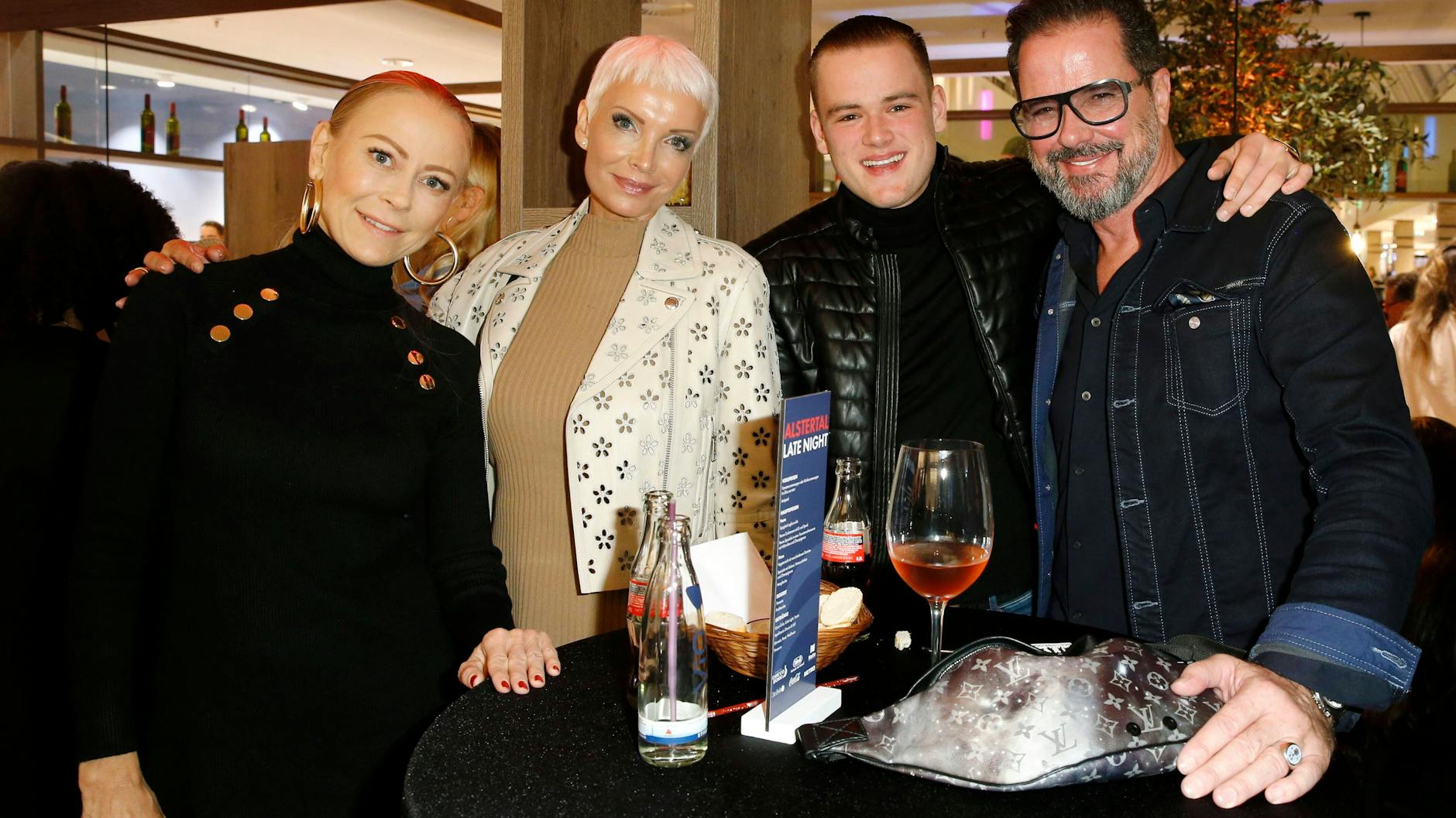 Die Patchwork-Familie Elvers-Jolig: Alex Jolig mit Sohn Paul Elvers, Frau Britt Jolig und Ex Jenny Elvers (v.r.).