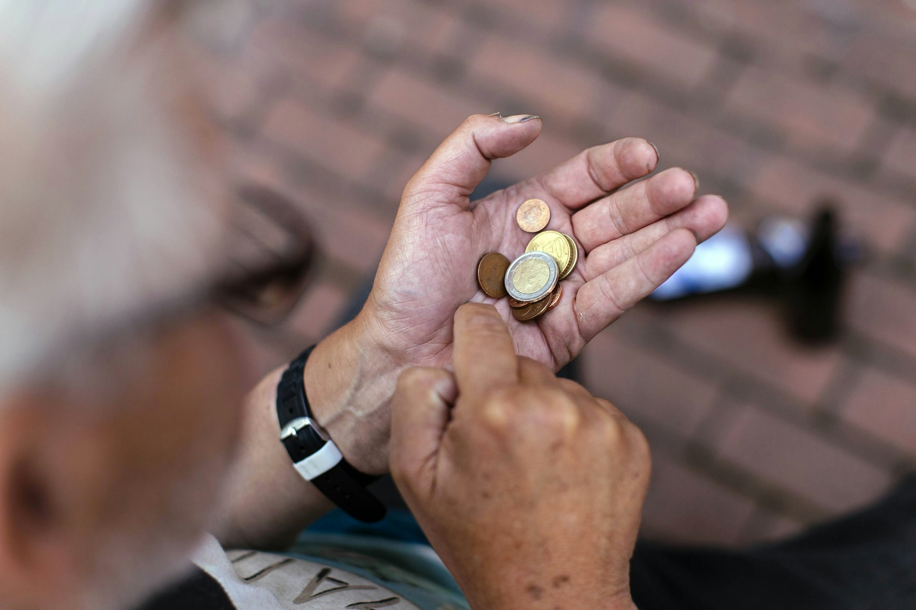 Wer im Alter auf die Grundsicherung angewiesen ist, muss jeden Euro zweimal umdrehen.