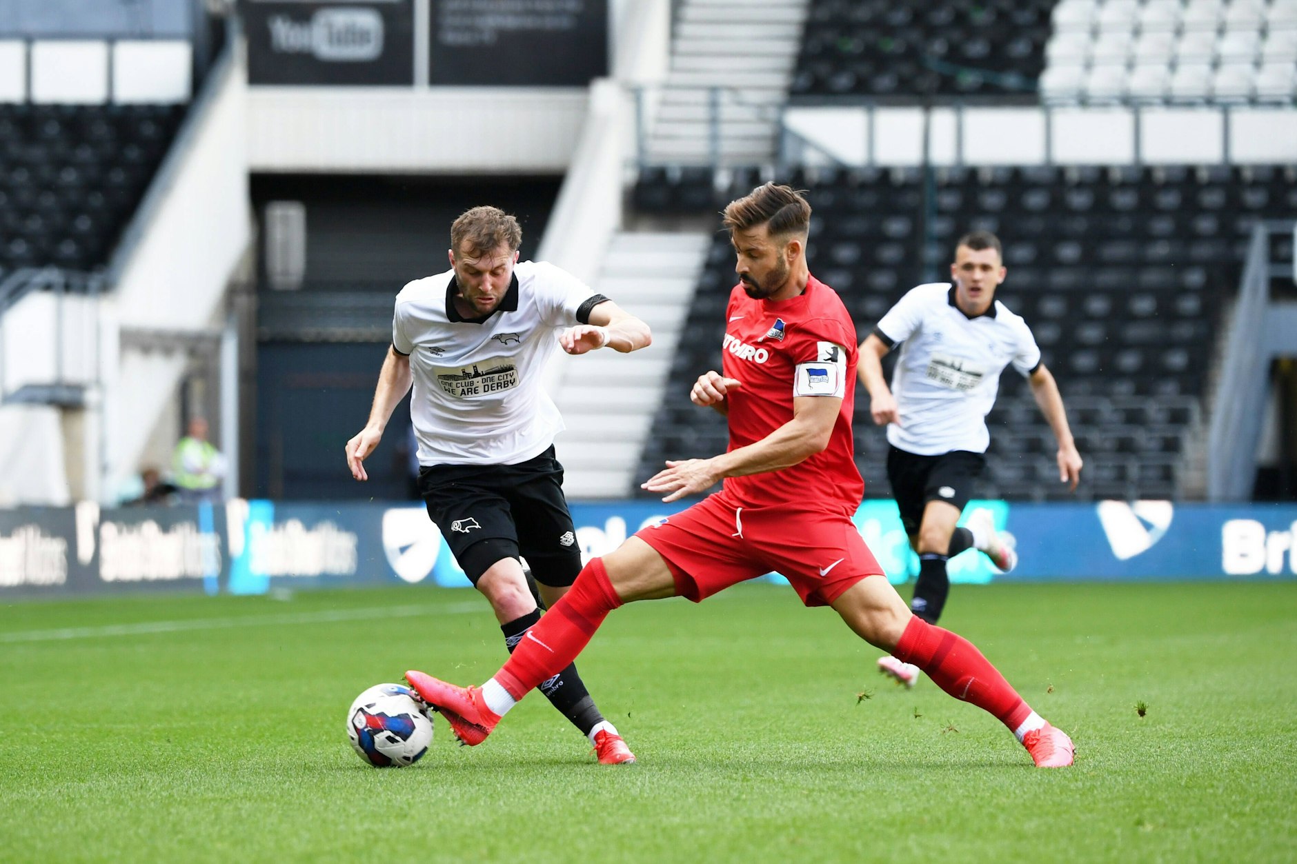 Marvin Plattenhardt trug in vielen Testspielen des Sommers schon die Binde zur Probe. Jetzt ist er Hertha-Kapitän.