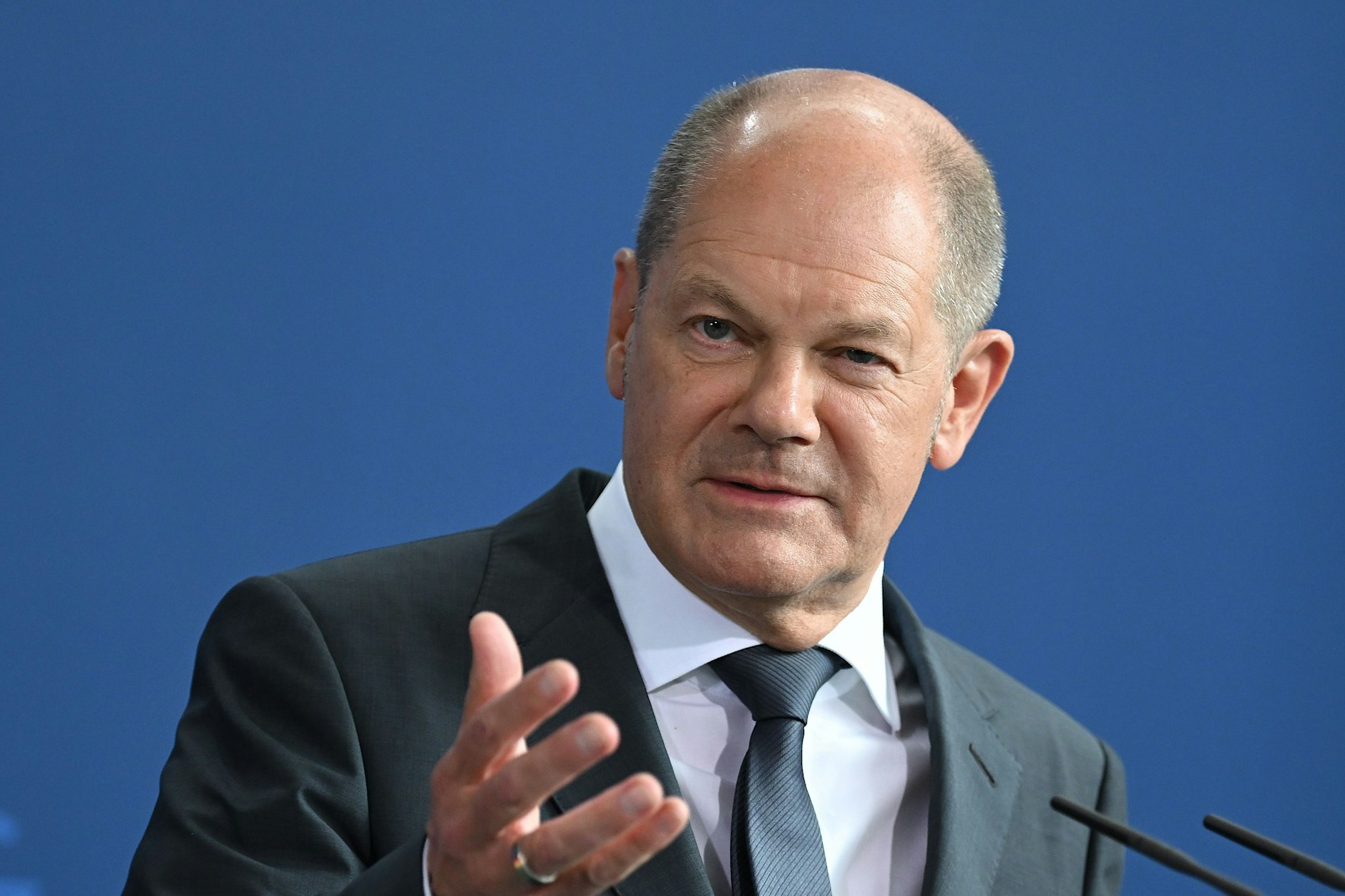 Bundeskanzler Olaf Scholz (SPD) spricht im Bundeskanzleramt zu "aktuellen Fragen in der Energiepolitik". Der Bund steigt im Zuge eines Rettungspakets beim angeschlagenen Energiekonzern Uniper ein. Das wird auch für Verbraucher teuer.