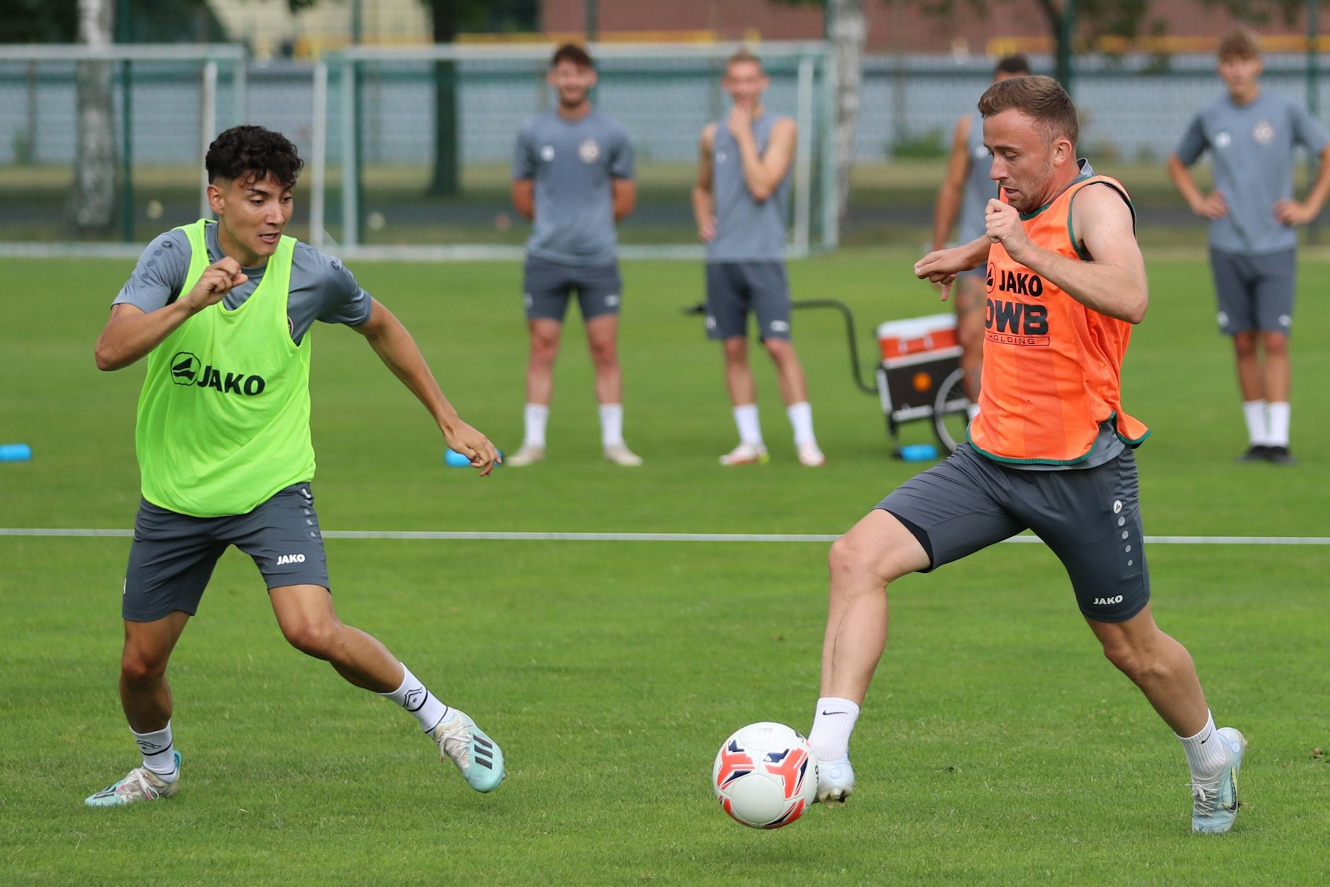 Mit Feuereifer im Training dabei: BFC-Neuzugang Anton Rücker im Zweikampf mit Alt-Dynamo Marvin Kleihs.