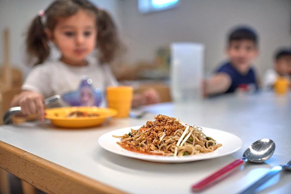 Berliner Kinder, die ein kostenloses Mittagessen bekommen