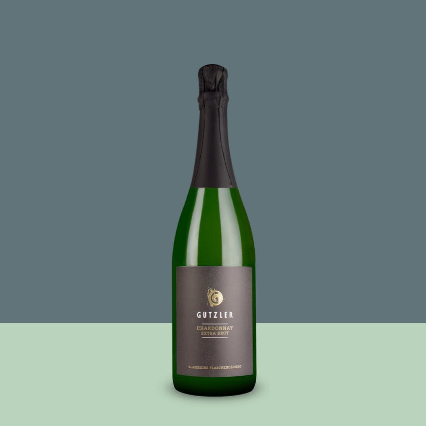 Ein Sekt, der viel Stoff, Kraft und Phenole anbietet. Milde Perlage, puristisch und breitschultrig im Abgang.