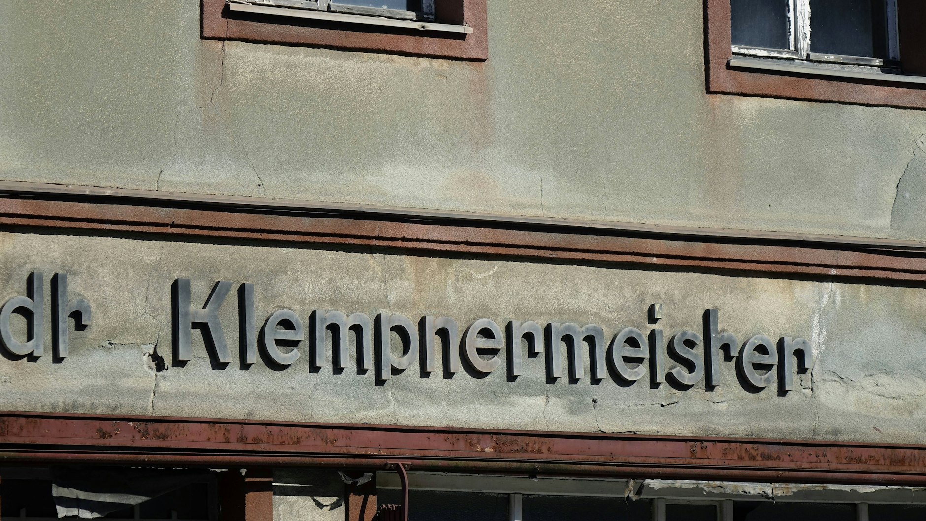 Nur noch Buchstaben erinnern an einen schon lange geschlossenen Laden eines Klempnermeisters in Brandenburg an der Havel.