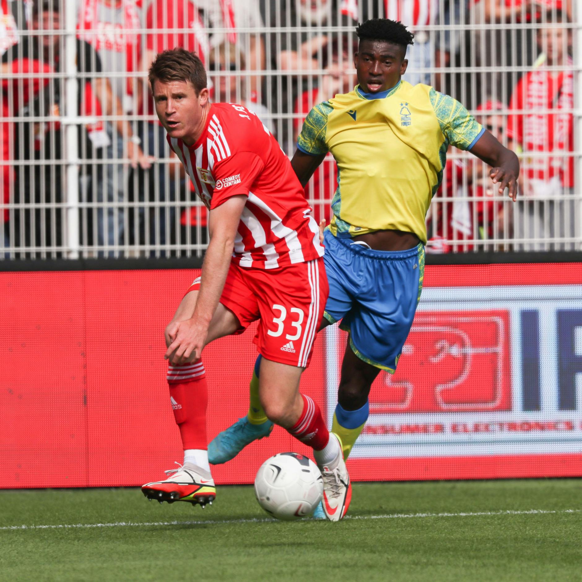 War bei Dominique Heintz bestens aufgehoben: Ex-Union-Star Taiwo Awoniyi (r.).