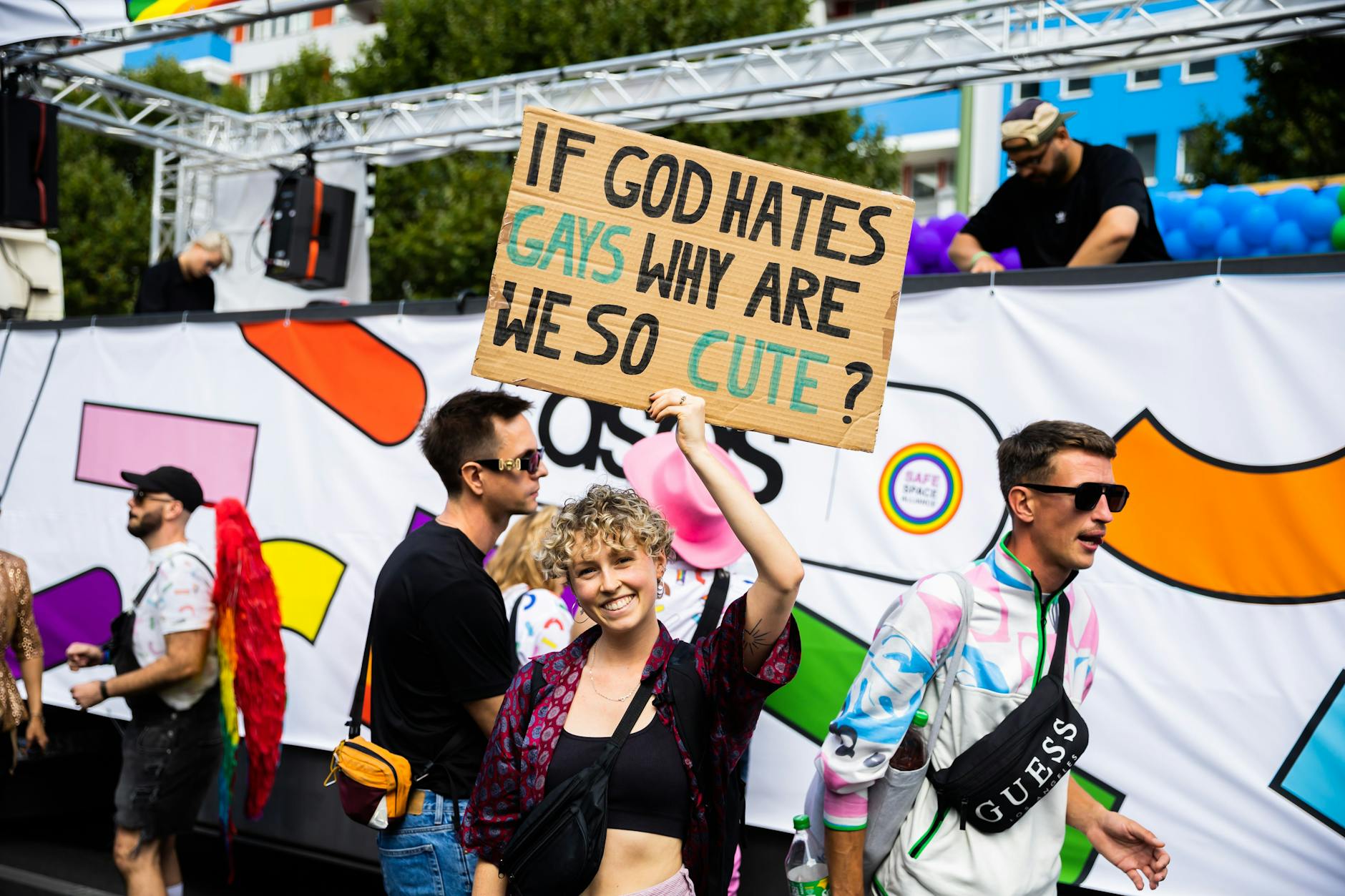 Klare Botschaft„If god hates gays, why are we so cute?“ (Wenn Gott Schwule hasst, wieso sind wir so süß).