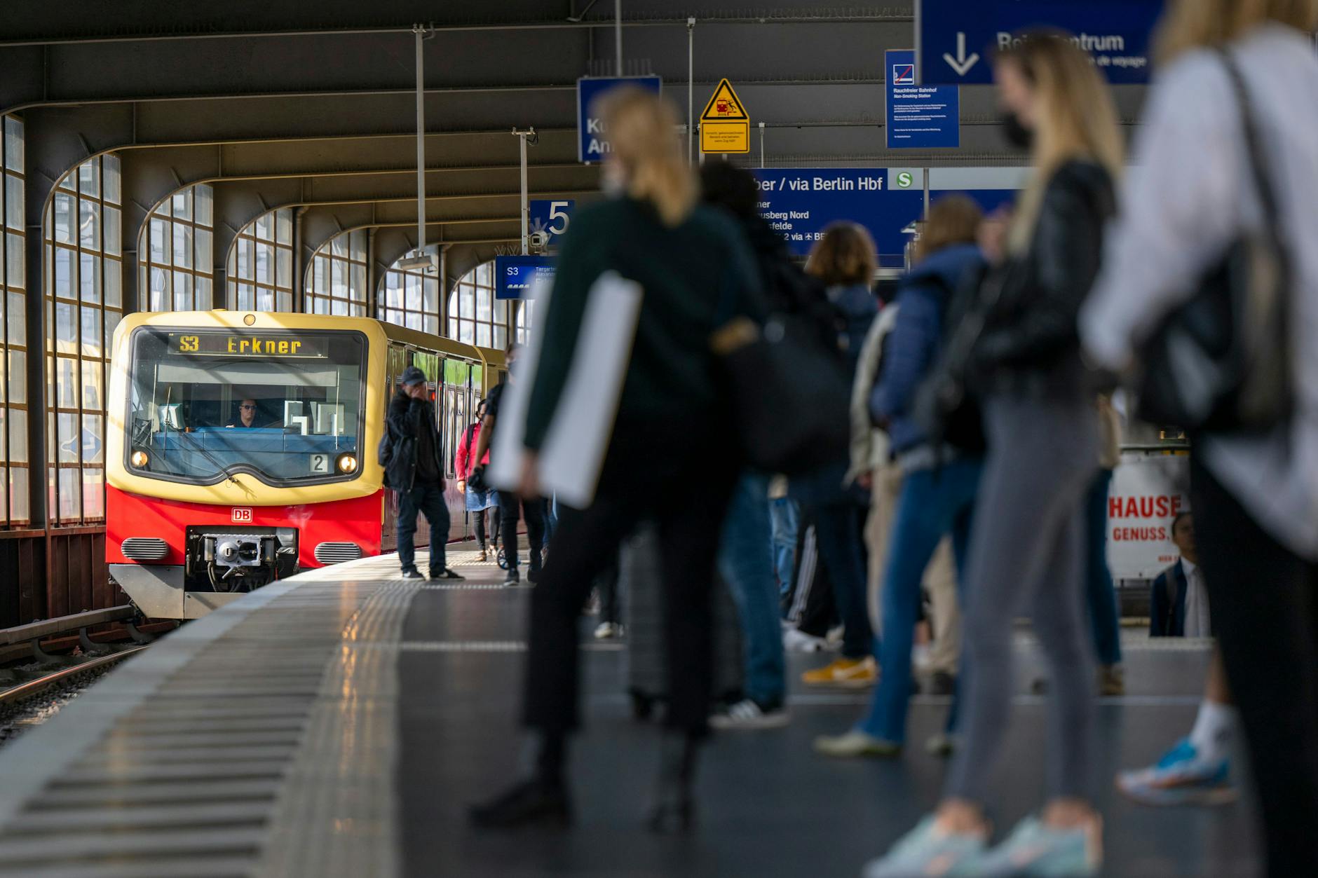 In der Berliner S-Bahn herrscht weiter Maskenpflicht.