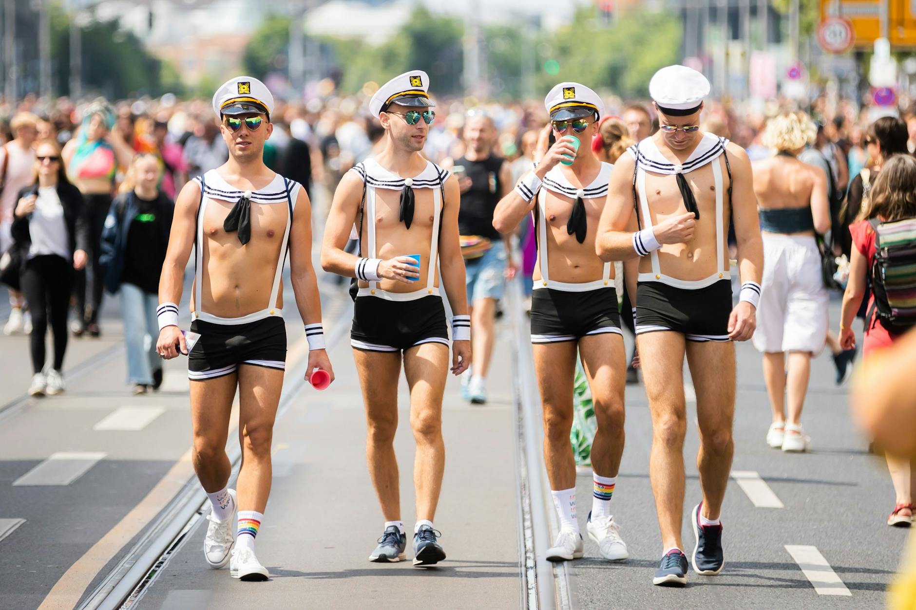 Leicht bekleidete Matrosen auf der Leipziger Straße.