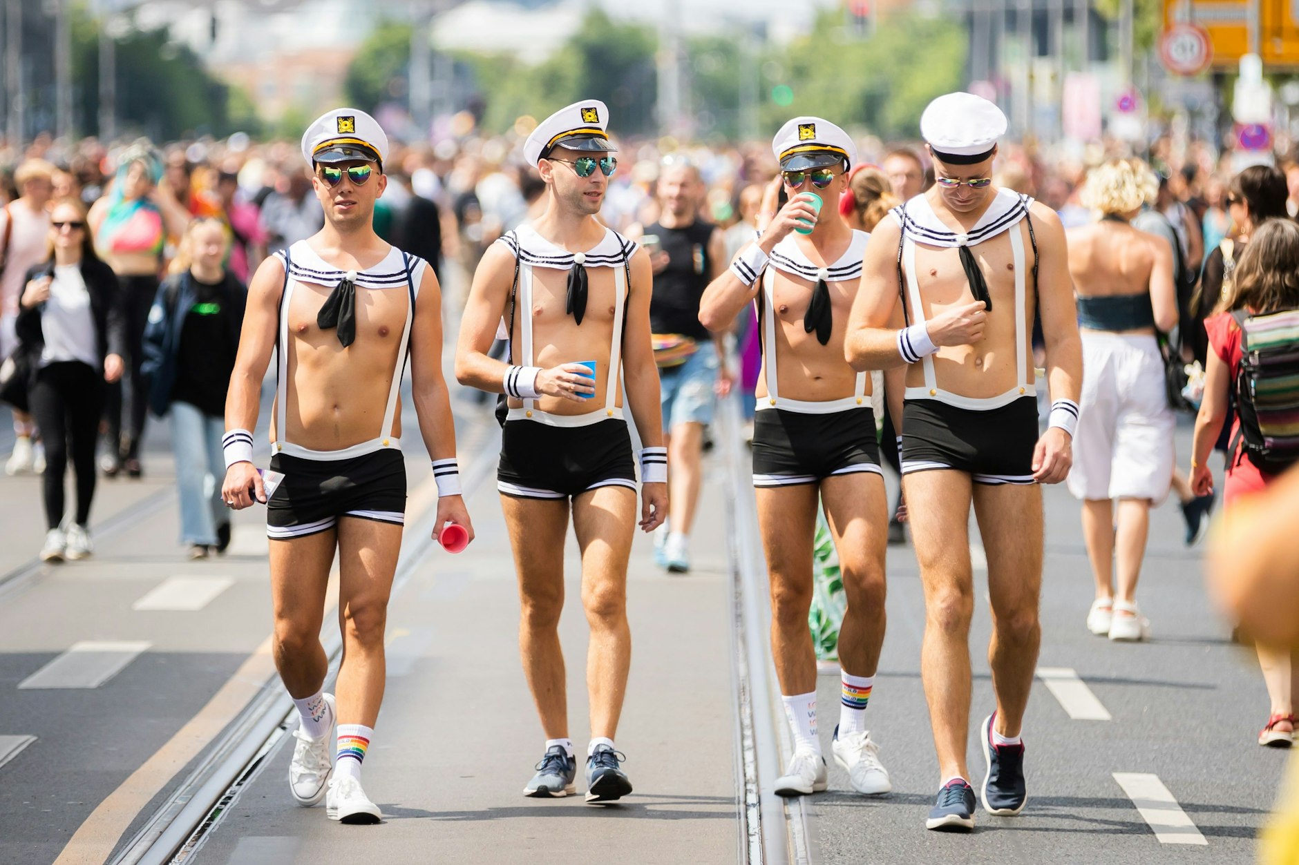 Leicht bekleidete Matrosen auf der Leipziger Straße.