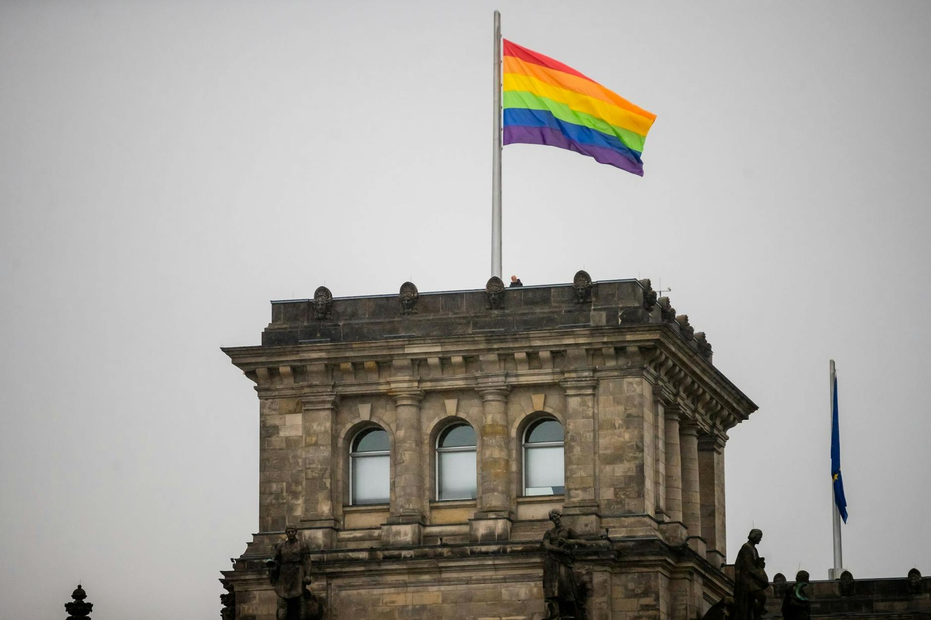 Das gab es noch nie Bundestag hisst zum CSD Regenbogenflagge