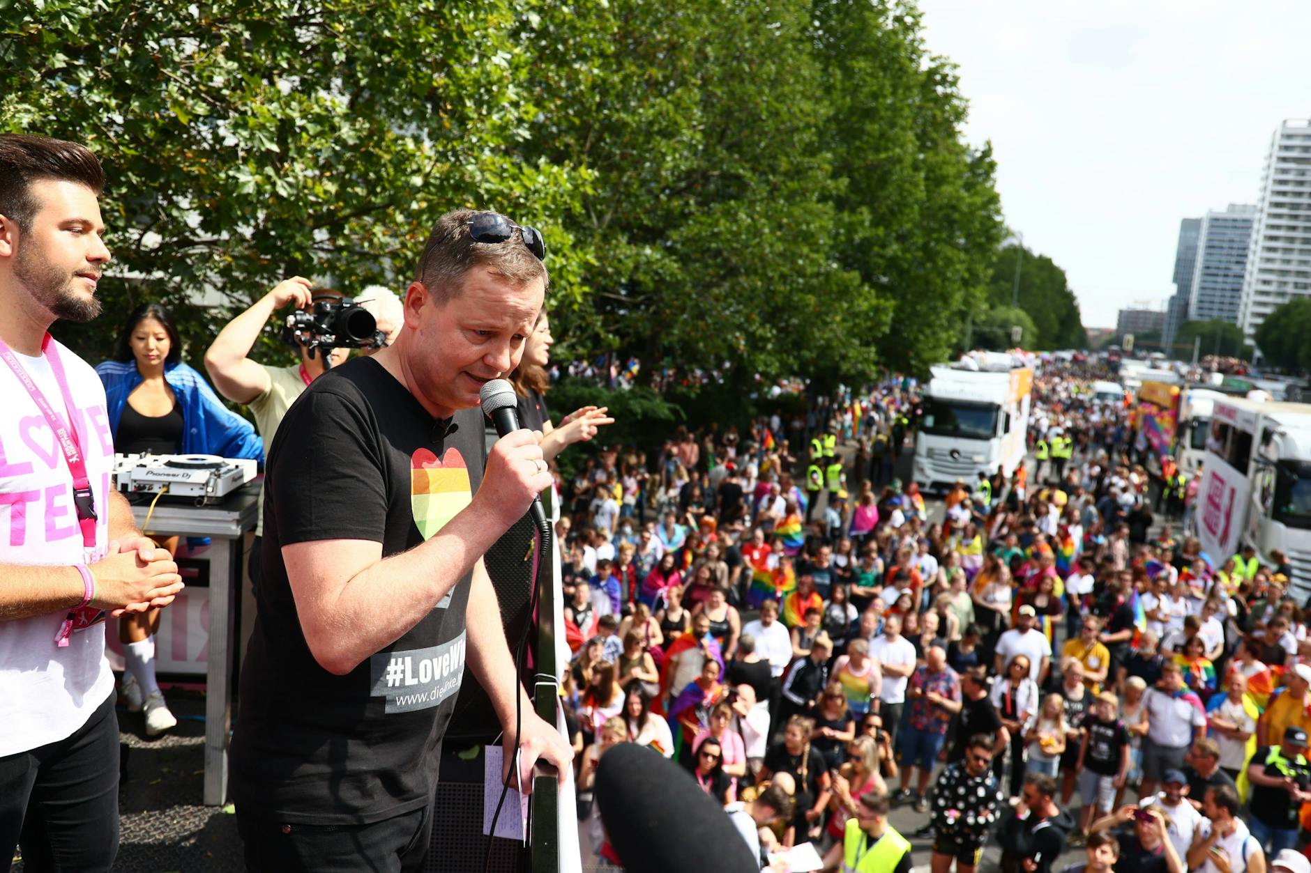 Kultursenator Klaus Lederer eröffnete den CSD