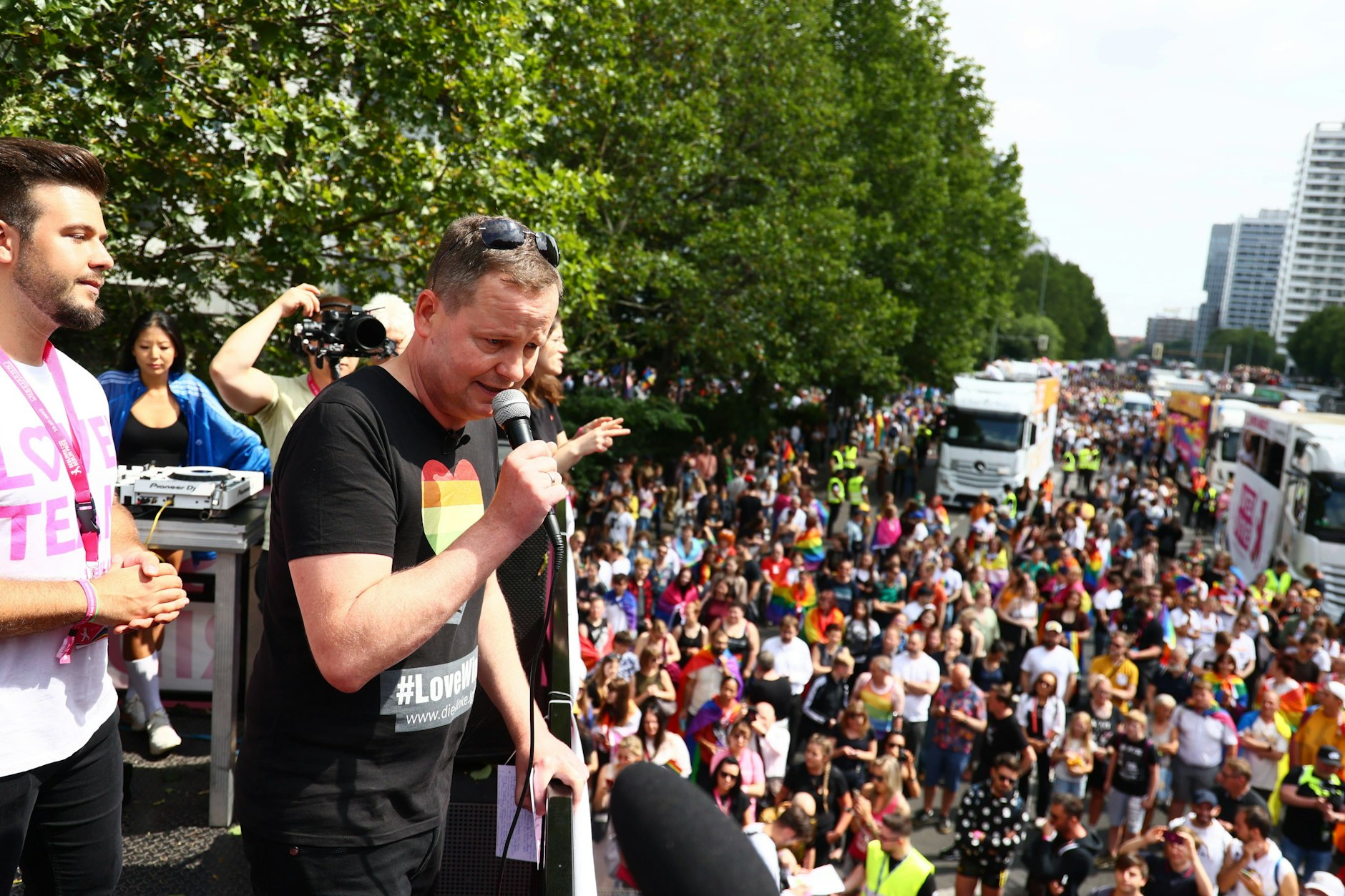 Kultursenator Klaus Lederer eröffnete den CSD