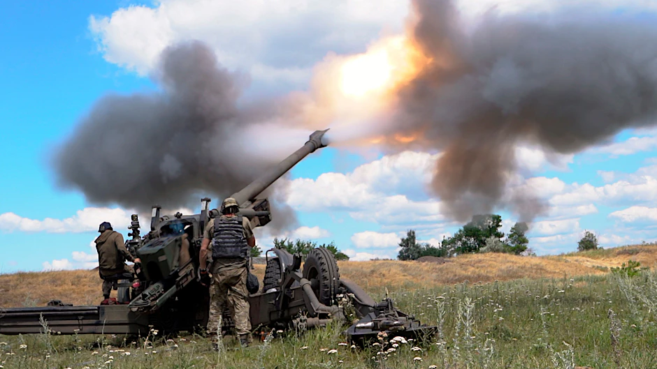 Ukrainische Soldaten feuern eine Haubitze in der Ostukraine ab (Symbolbild). Russische Truppen stürmen eine wichtige Verteidigungslinie nahe der Stadt Bachmut.