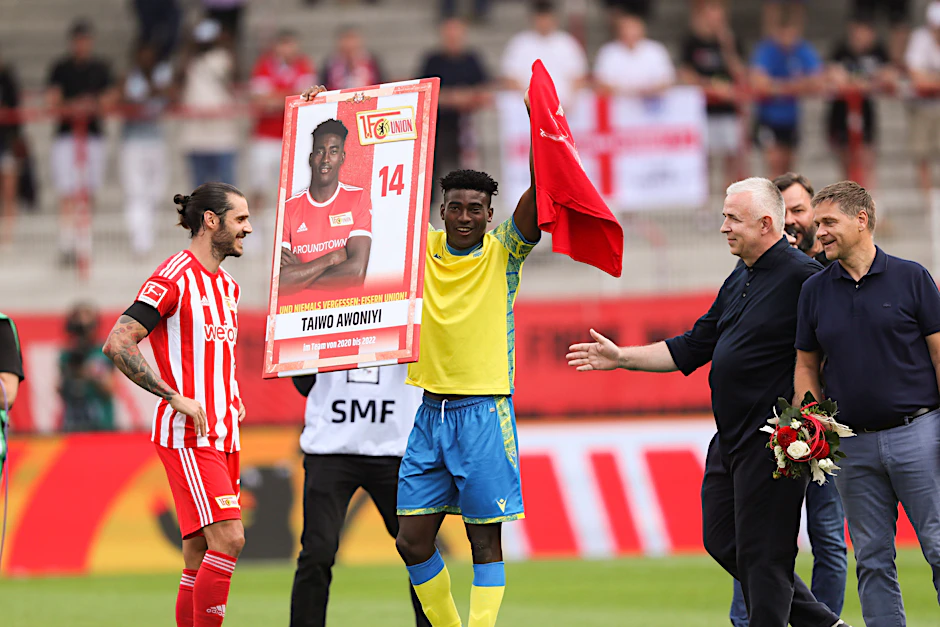 Offizielle Verabschiedung vor dem Anpfiff: Taiwo Awoniyi (2. v. l.) wird vor dem Testspiel zwischen dem 1. FC Union Berlin und Nottingham Forest vom Verein geehrt.
