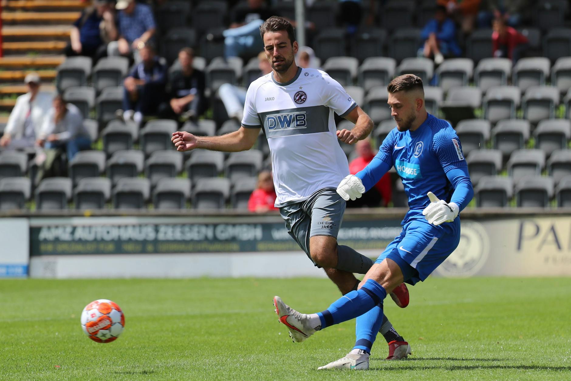 BFC-Torjäger Christian Beck (l.) attackiert Lichtenbergs Niklas Wollert – die erste Pressingwelle der Dynamos.