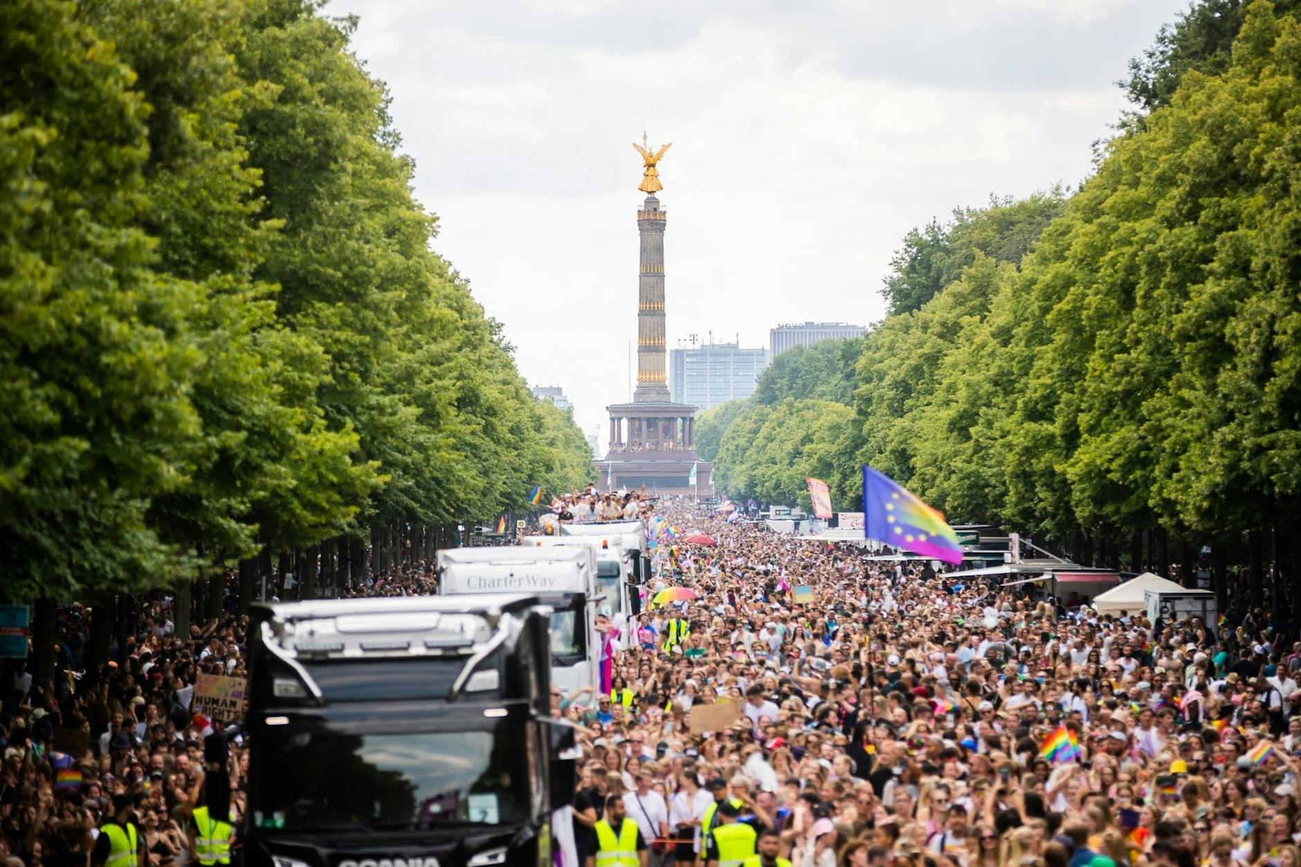Der Zug des Christopher Street Day zieht über die Straße des 17. Juni.