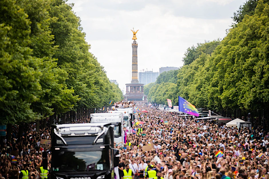 Für die CSD-Parade sind offenbar Ordner mit Nazi-Tattoos beauftragt worden. Dies sorgt für heftige Kritik.
