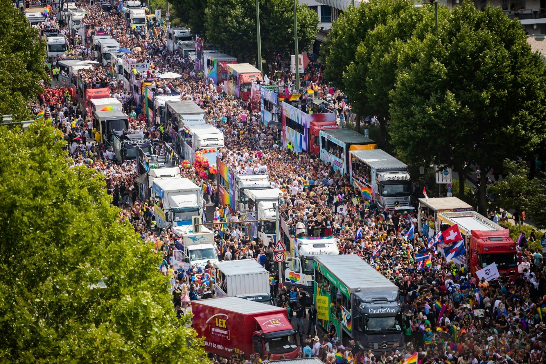 Tausende Menschen ziehen durch die Straßen.