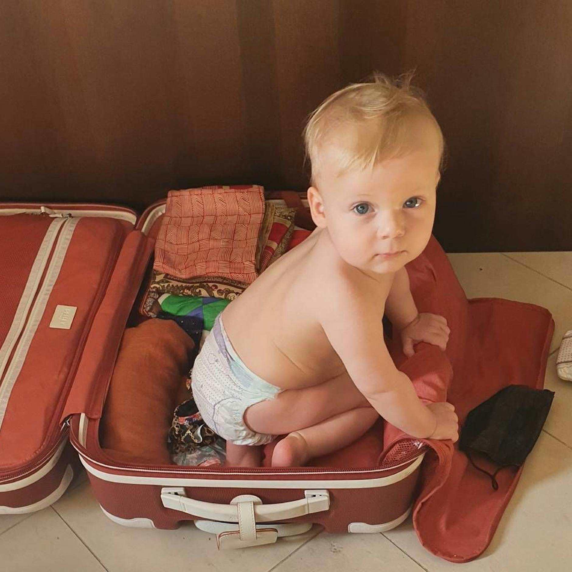 Airline-Wahnsinn: Fluggesellschaft teilt Familie auf – einjähriges Mädchen soll alleine nach Australien fliegen!