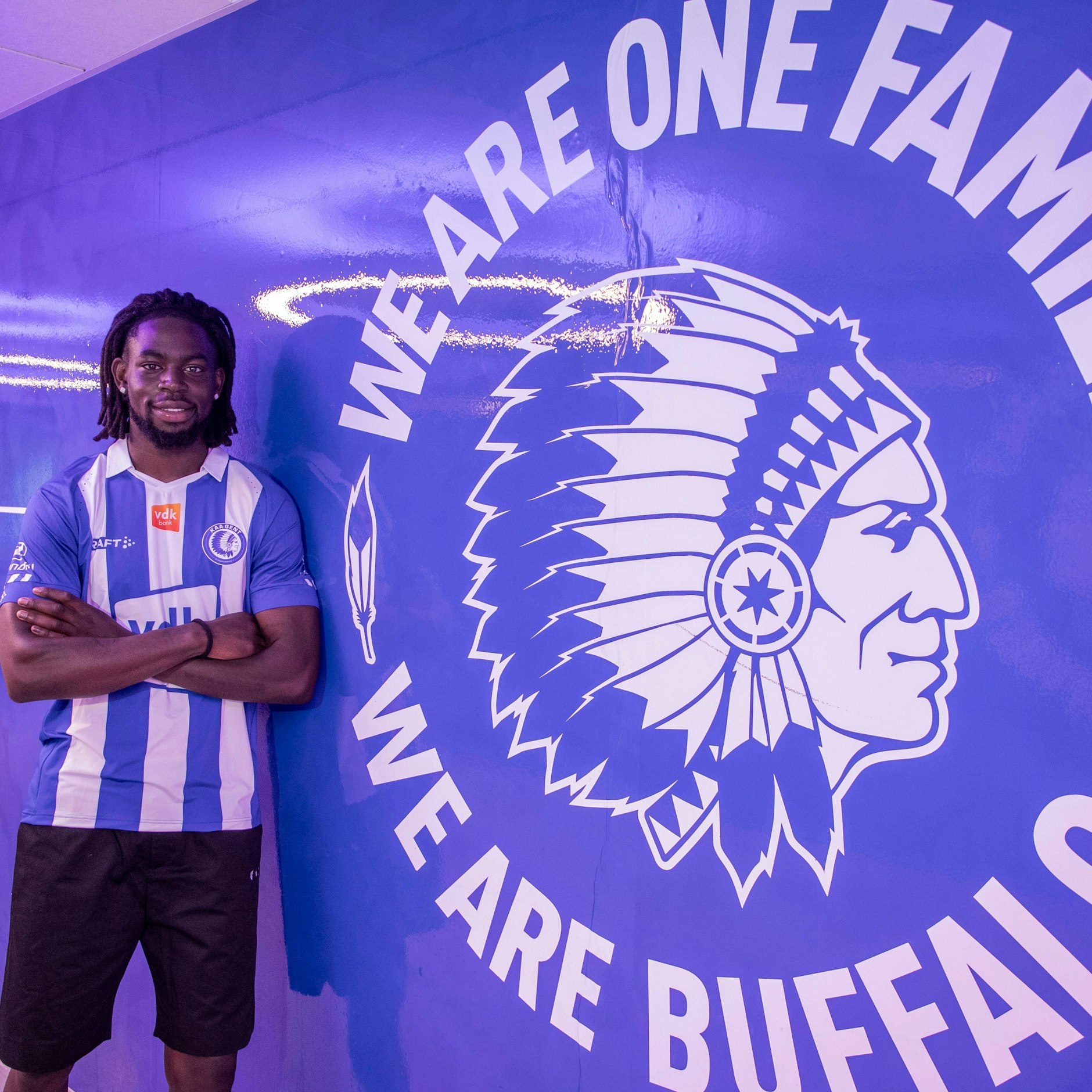 Das blau-weiß gestreifte Trikot blieb. Jordan Torunarigha bei seiner Vorstellung in Gent.