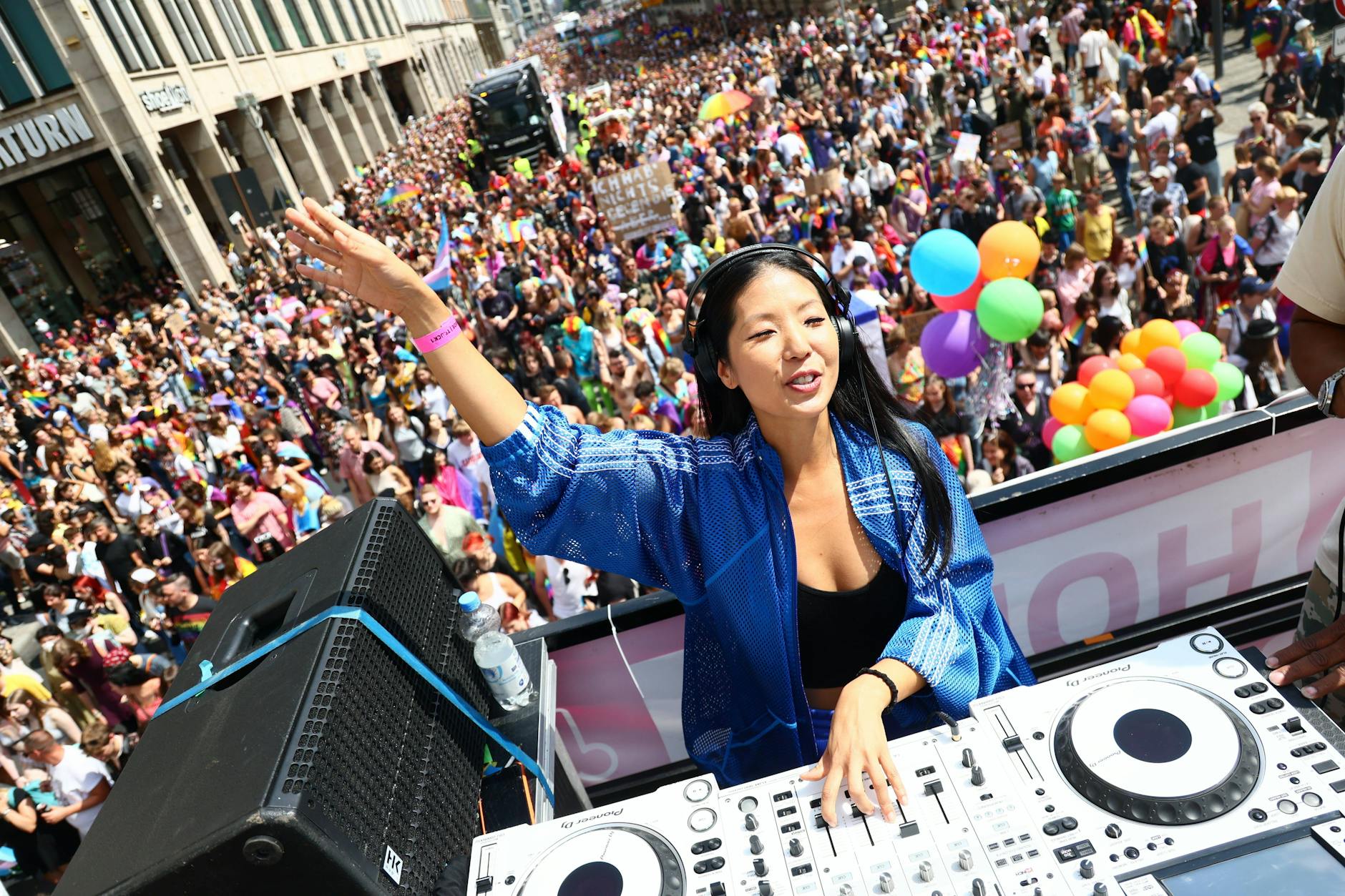 Ein DJ spielt Techno auf einem Wagen zum CSD in Berlin