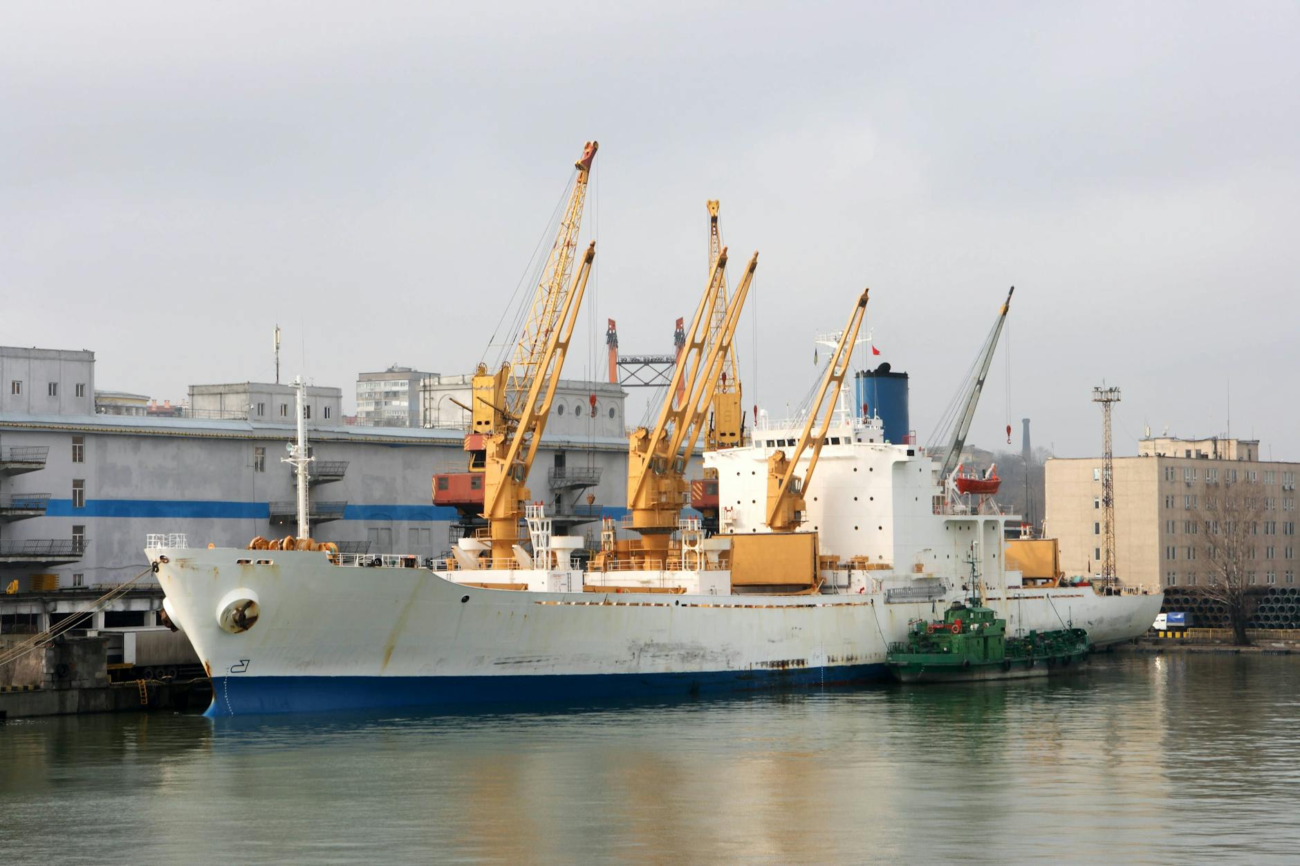 Der Hafen von Odessa im Mai. Hier sollen nun zwei Marschflugkörper einen Frachthafen getroffen haben.