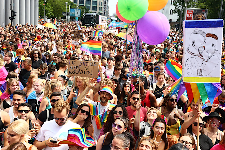 Hunderttausende Menschen ziehen zum CSD durch Berlin.