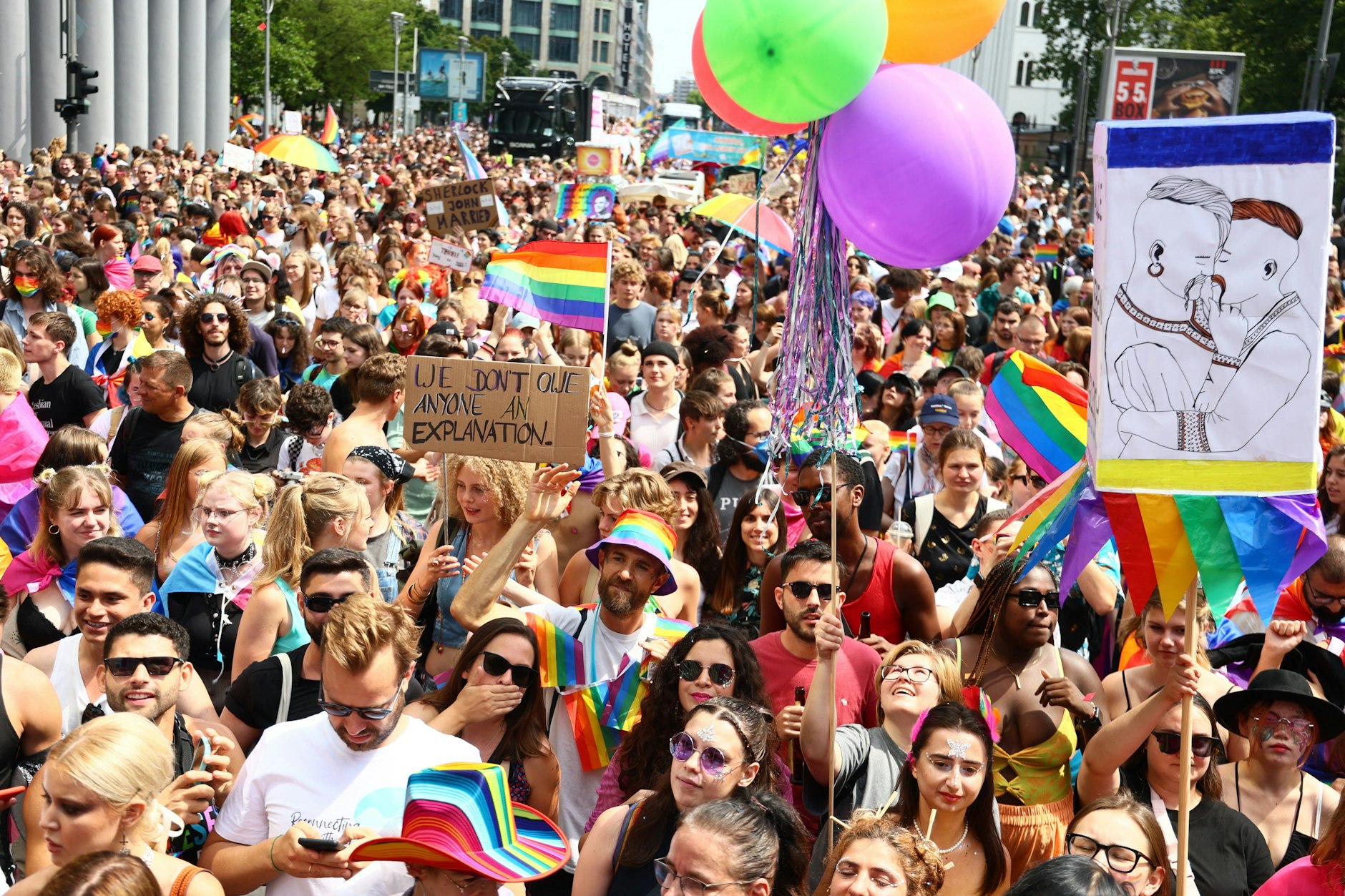 Hunderttausende Menschen ziehen zum CSD durch Berlin.