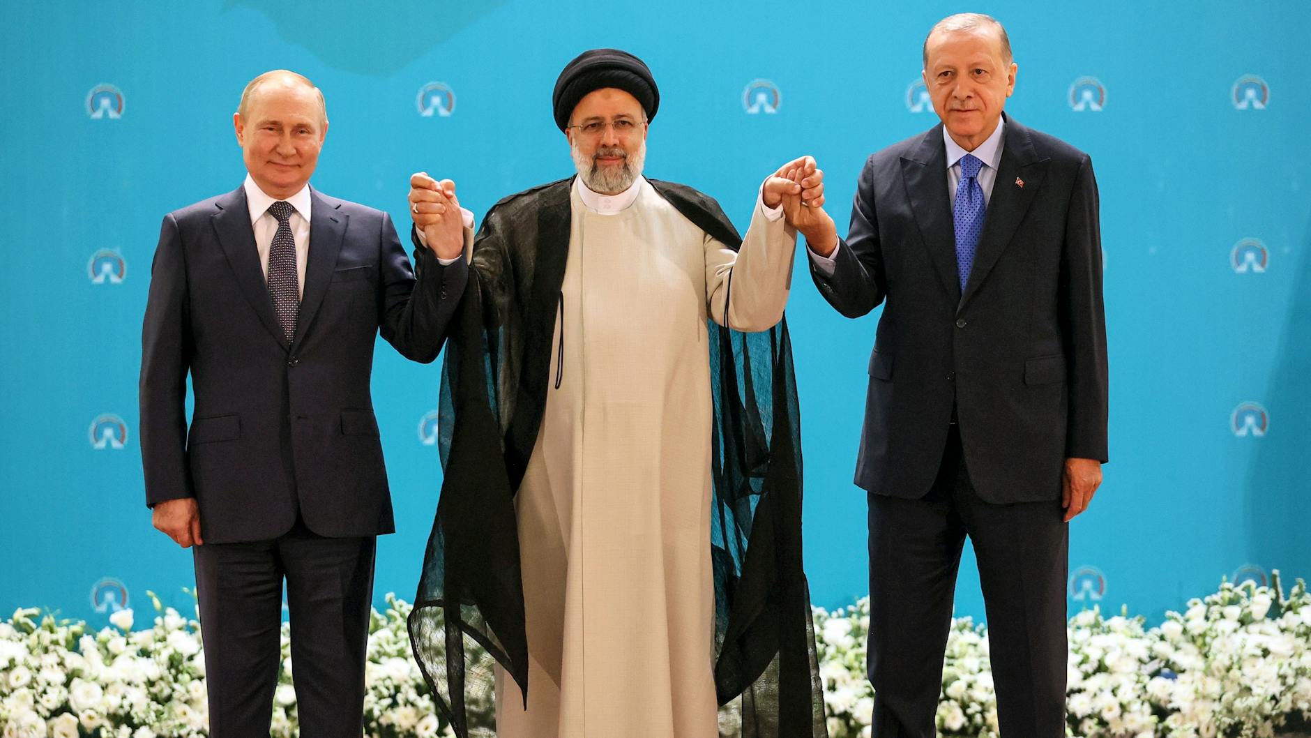 Wladimir Putin (l-r), Präsident von Russland, Ebrahim Raisi, Präsident des Iran, und Recep Tayyip Erdogan, Präsident der Türkei, vor ihren Gesprächen in Teheran