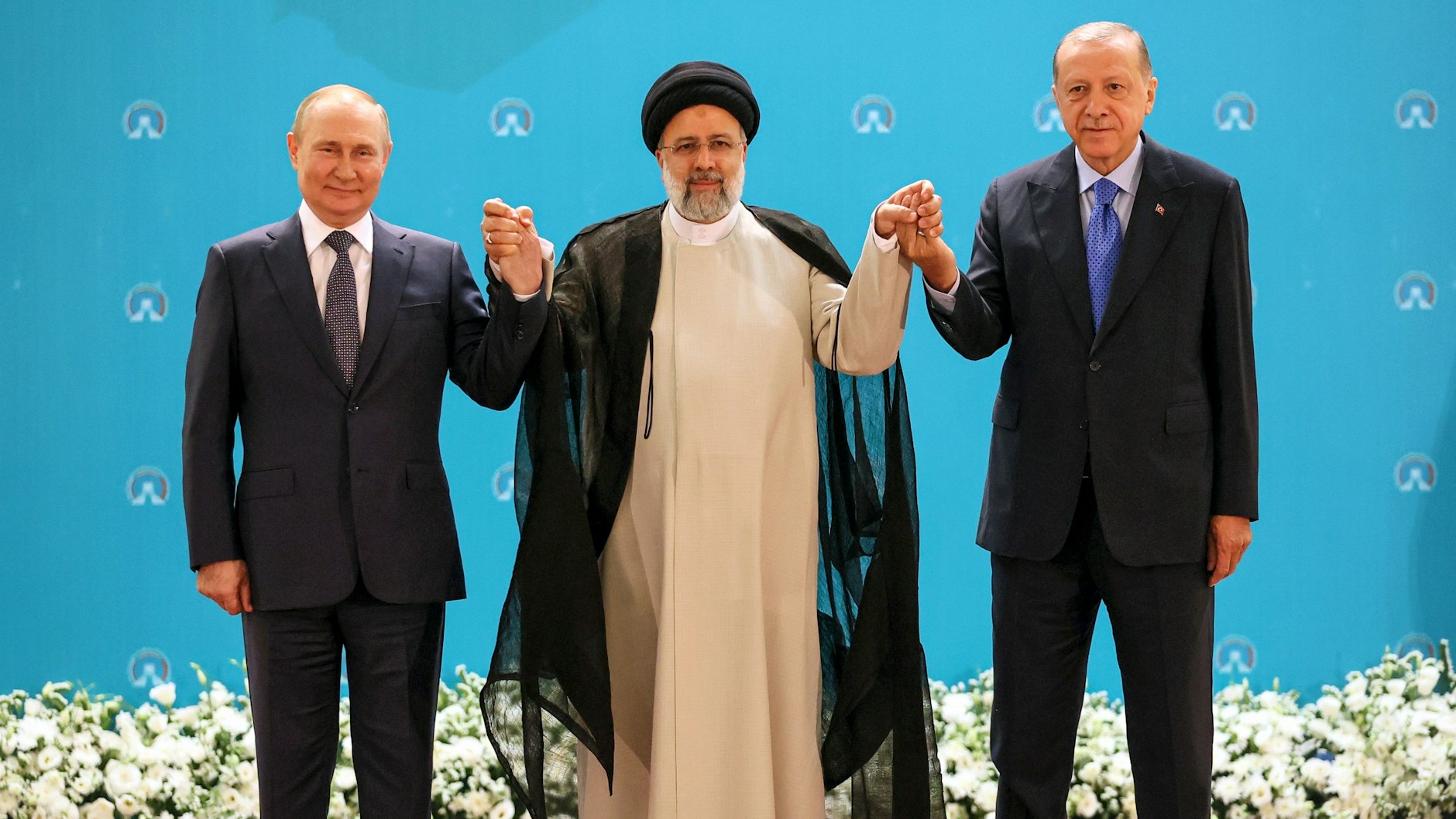Wladimir Putin, Präsident von Russland, Ebrahim Raisi, Präsident des Iran, und Recep Tayyip Erdogan, Präsident der Türkei, vor ihren Gesprächen in Teheran (v. l. n. r.)
