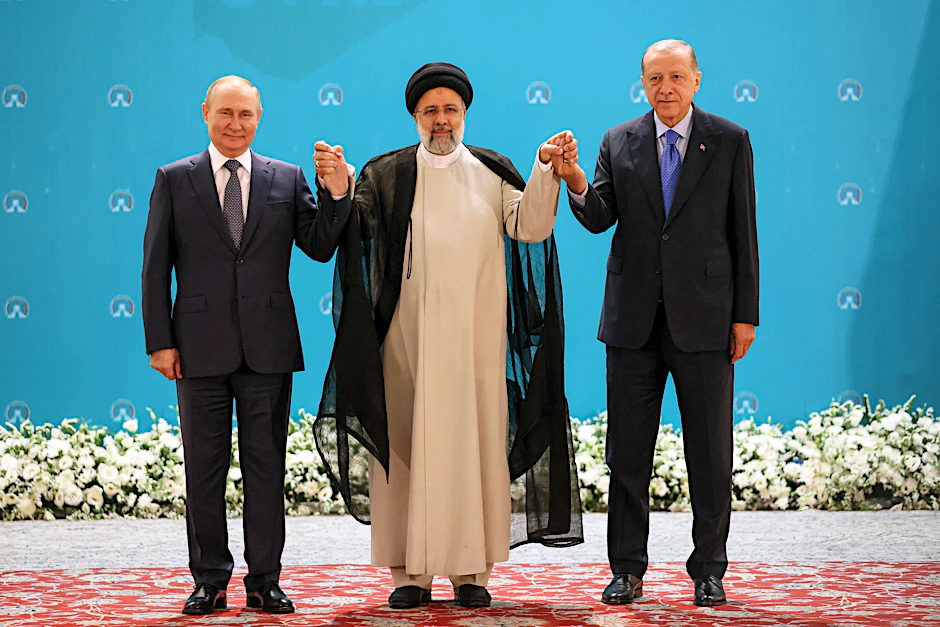 Wladimir Putin (l-r), Präsident von Russland, Ebrahim Raisi, Präsident des Iran, und Recep Tayyip Erdogan, Präsident der Türkei, vor ihren Gesprächen in Teheran