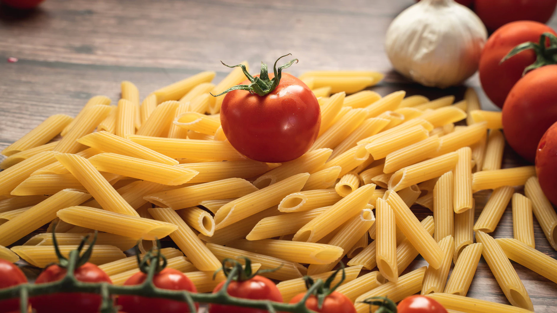 Aus Penne und Tomaten lassen sich vorzügliche Sommernudeln kochen.
