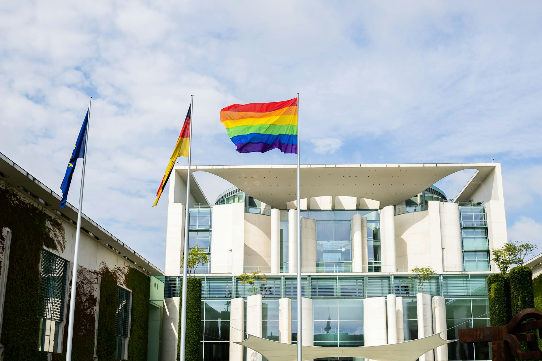Die Regenbogenfahne weht anlässlich des Berliner Christopher Street Day (CSD) am Bundeskanzleramt.