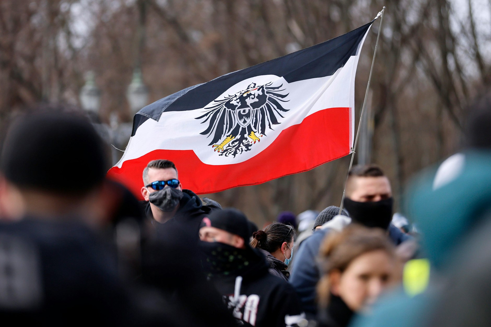 Auf einer Demonstration wird eine Reichsflagge geschwungen. Bei Reichsbürgern sehr beliebt.