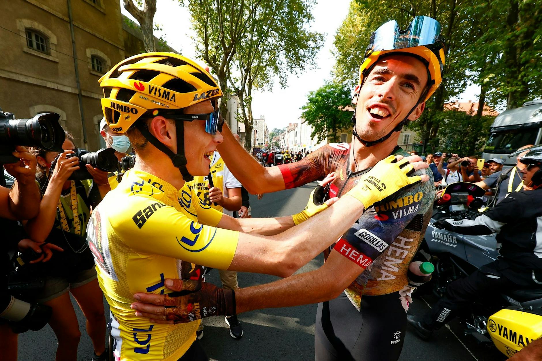 dpatopbilder - Der designierte Tour-Sieger Jonas Vingegaard (l) gratuliert seinem Teamkollegen zum Tagessieg.