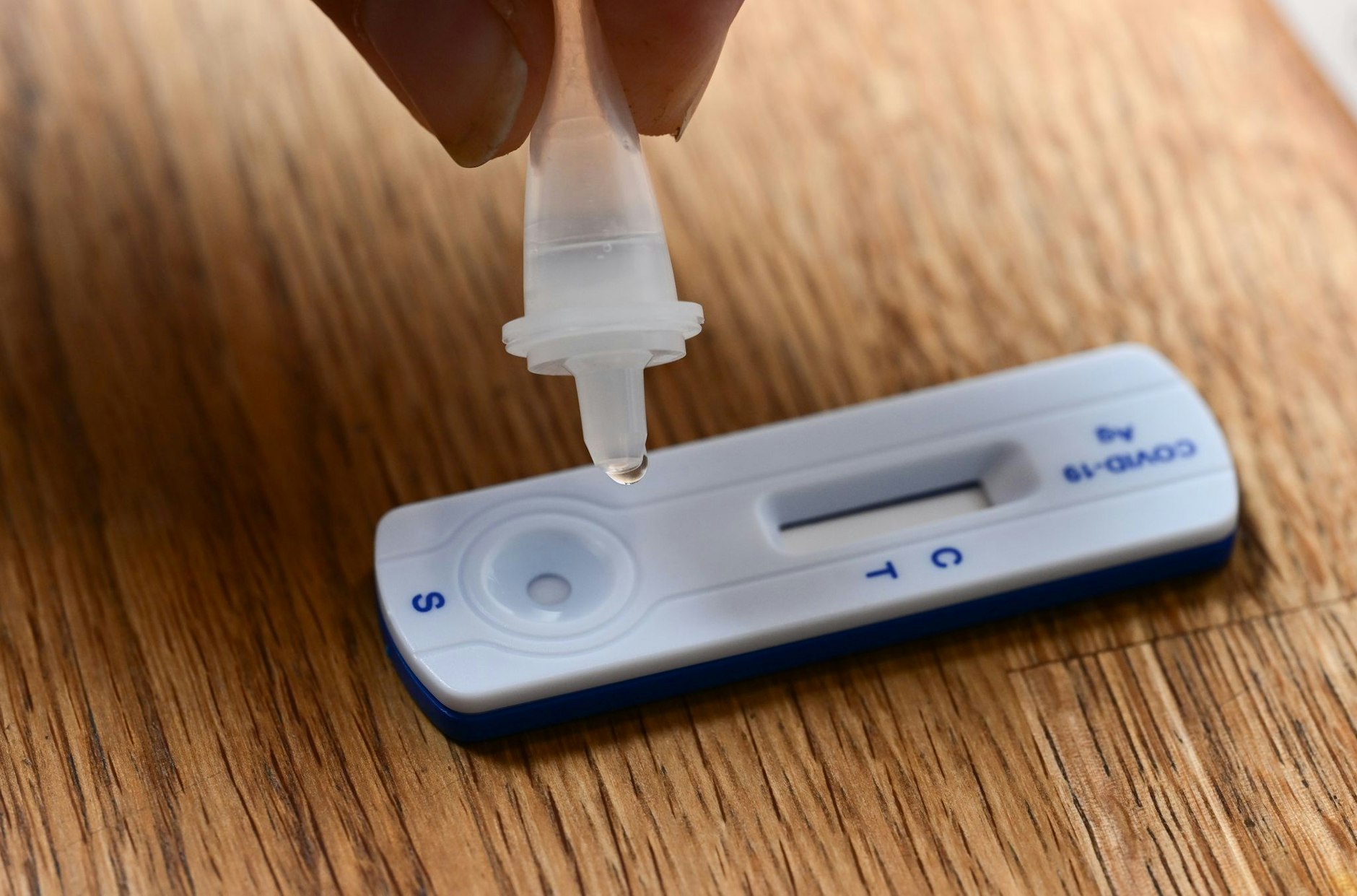 Eine Frau macht einen Corona Selbsttest.  