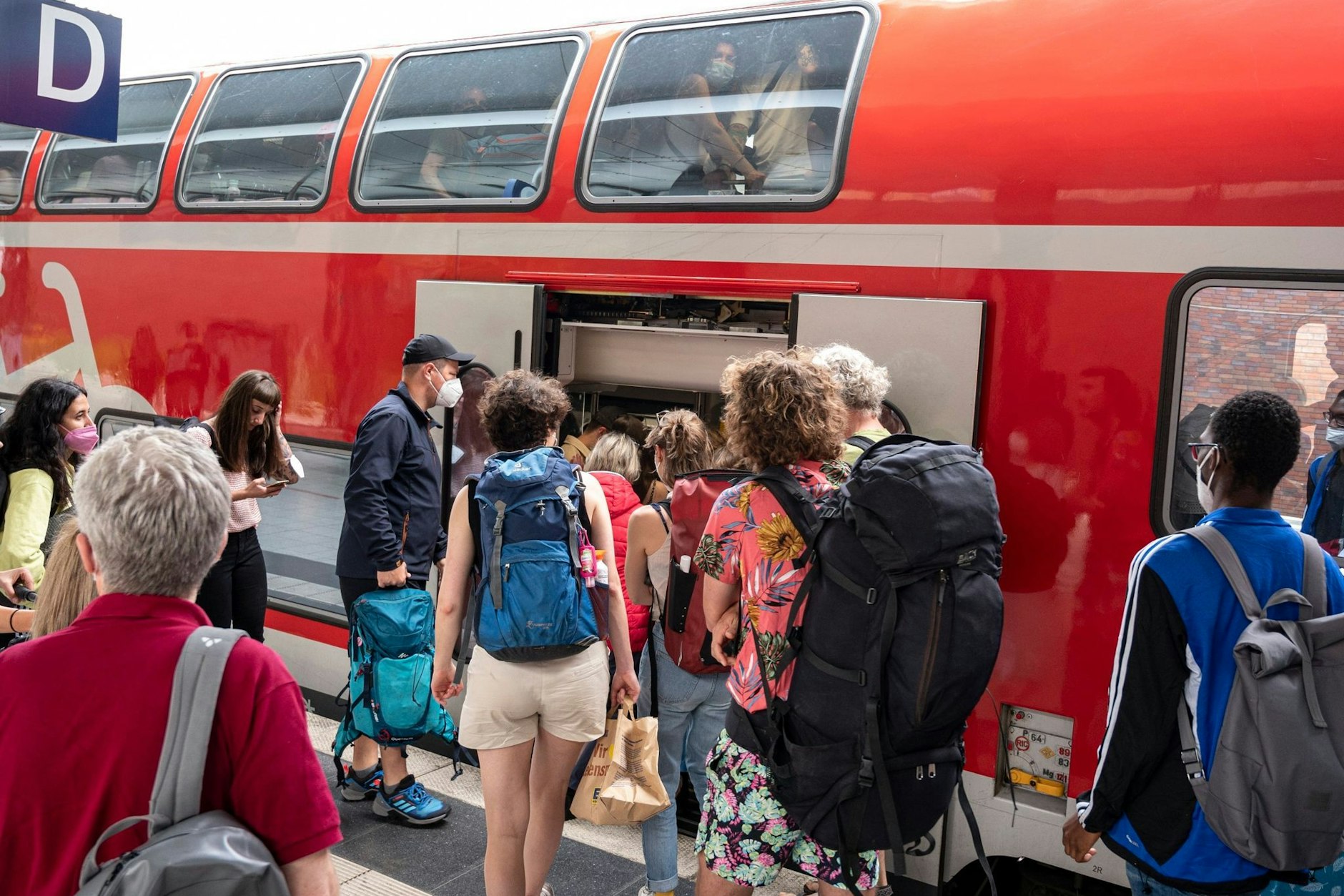 Wochenendreisende steigen am Bahnhof Berlin-Gesundbrunnen in einen überfüllten Regionalexpress (Archivbild).