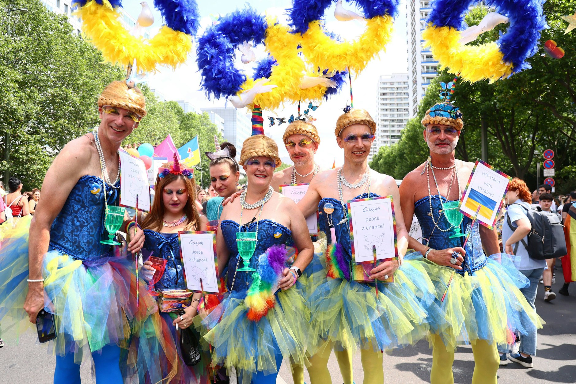 Solidarität mit der Ukraine auf dem Berliner CSD.