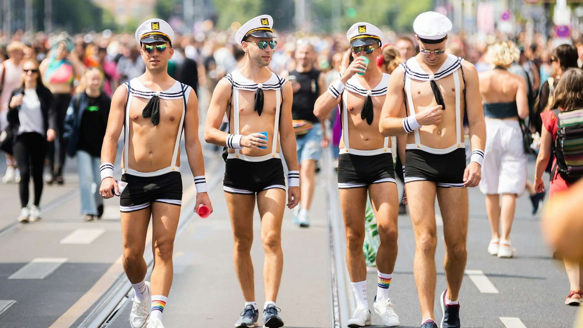 Freizügig gekleidete Matrosen ziehen über die Leipziger Straße.