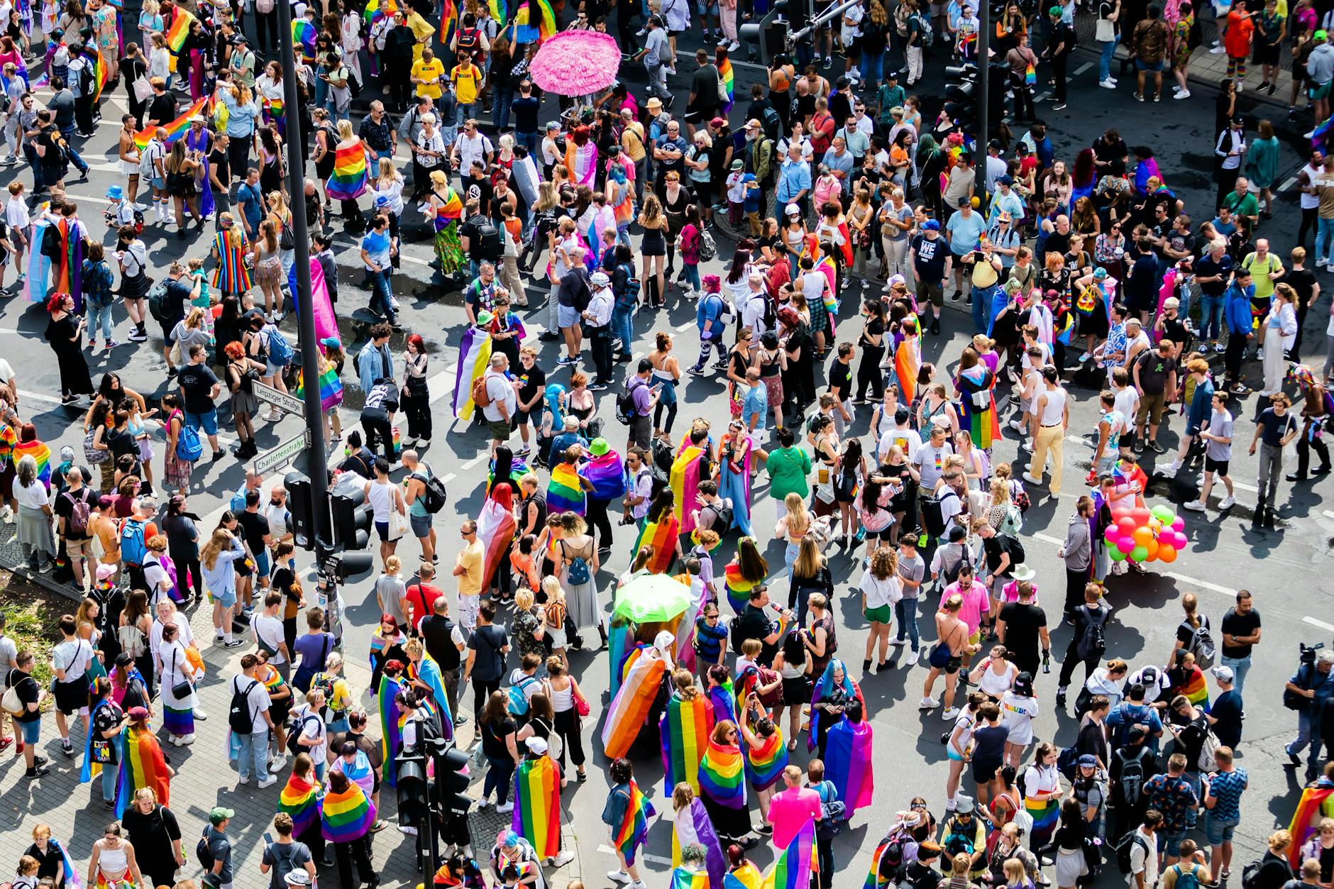 Zahlreiche Menschen haben sich zum Christopher Street Day (CSD) auf der Leipziger Straße versammelt.