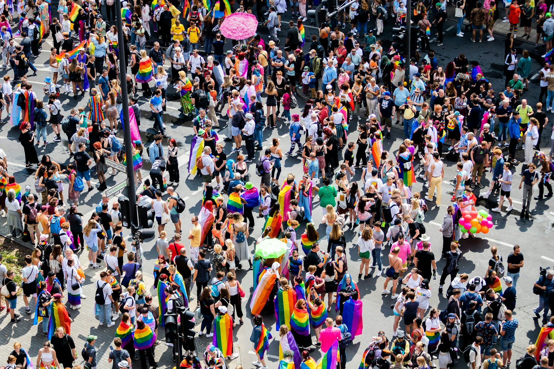 Zahlreiche Menschen haben sich zum Christopher Street Day (CSD) auf der Leipziger Straße versammelt.