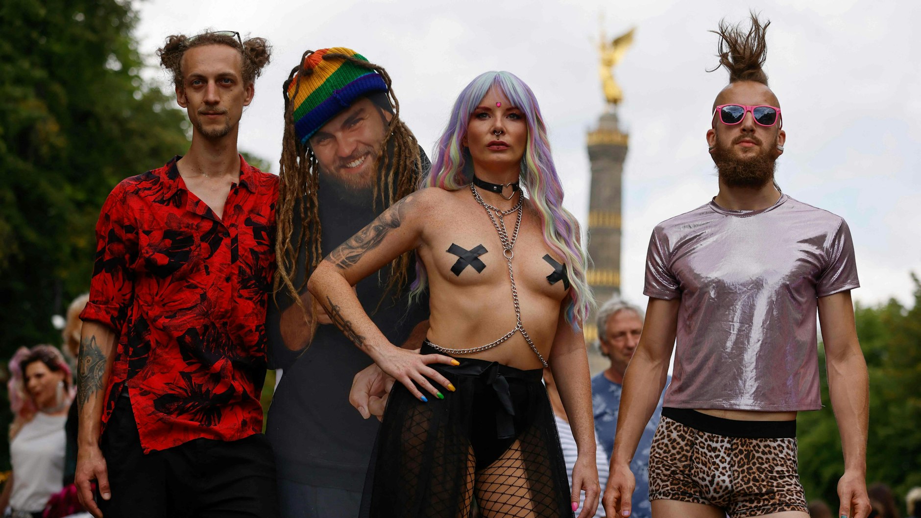 Phantasievoll gekleidet oder auch weniger angezogen posieren Teilnehmer für die Fotografen.