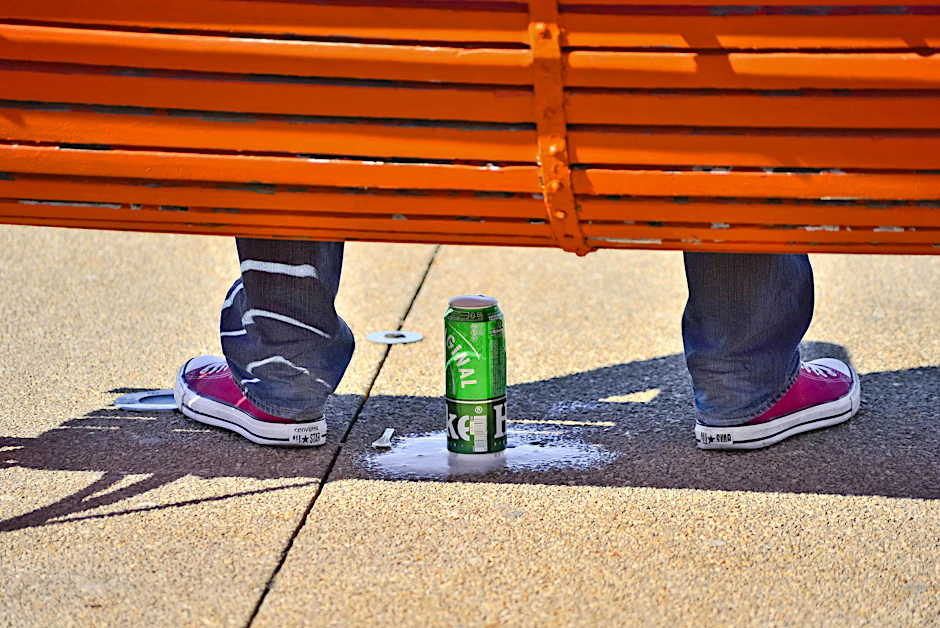 Prost auf der Parkbank: In einem Berliner Park wird das nur noch bis 21.59 Uhr möglich sein.