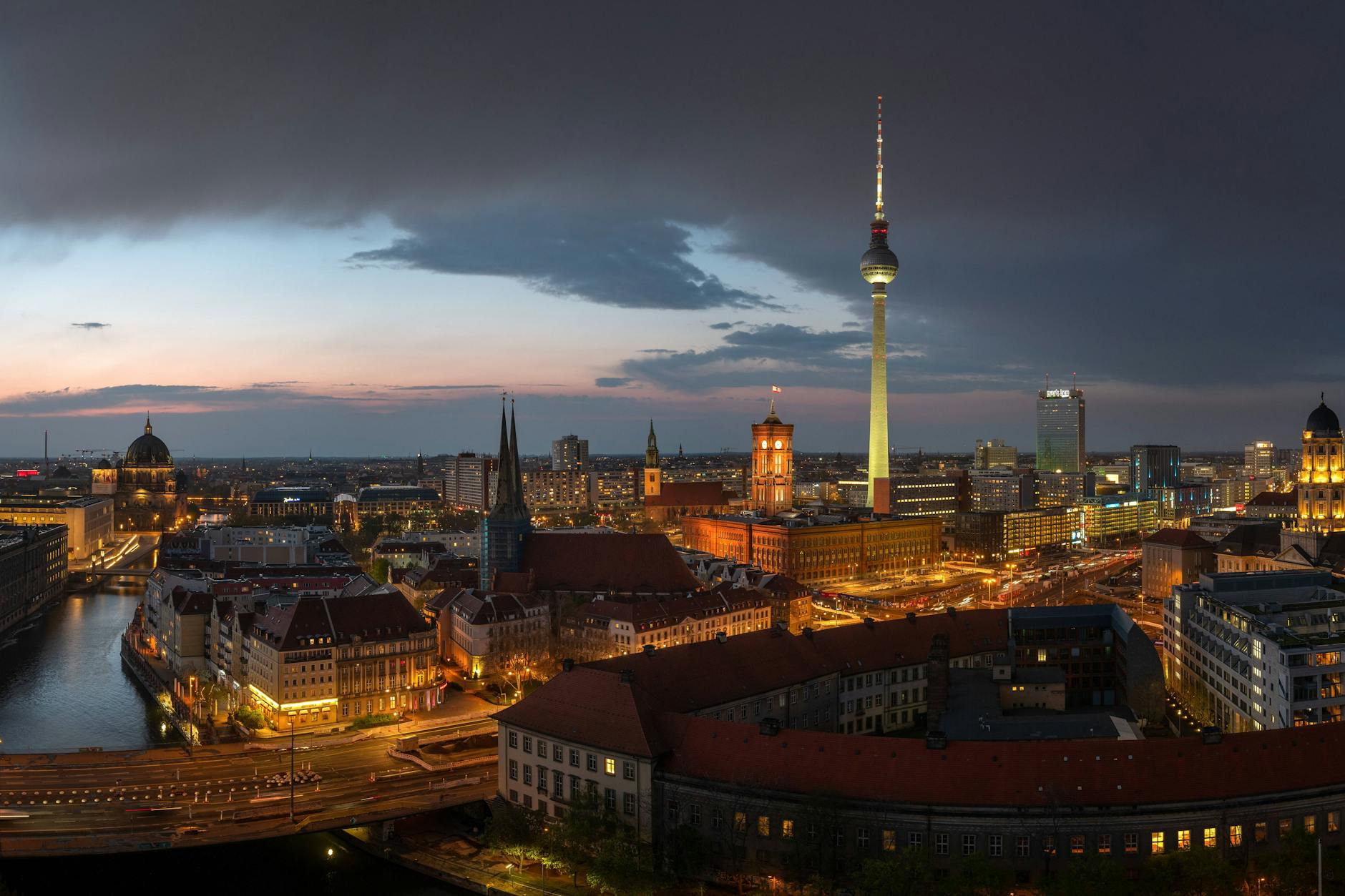 Etliche Gebäude werden nachts in der Hauptstadt angestrahlt. (Archivbild)