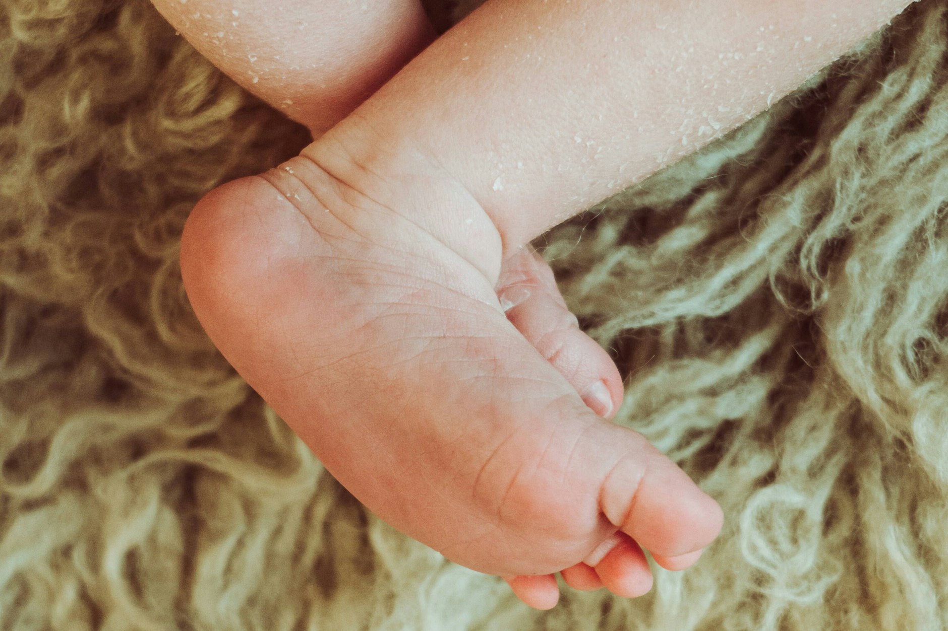 Die Füße eines Kleinkindes