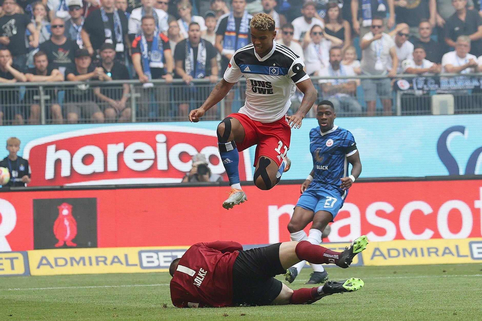 HSV-Stürmer Ransford-Yeboah Köningsdörffer mit dem Uwe Seeler-Sondertrikot im Spiel gegen Hansa Rostock.
